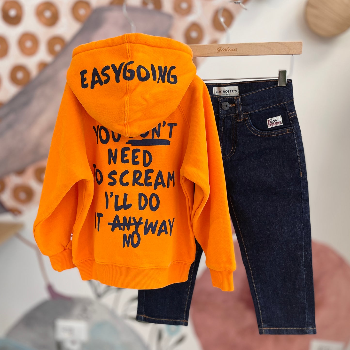 Gilet Multicolor con denim felpa e t-shirt stampate