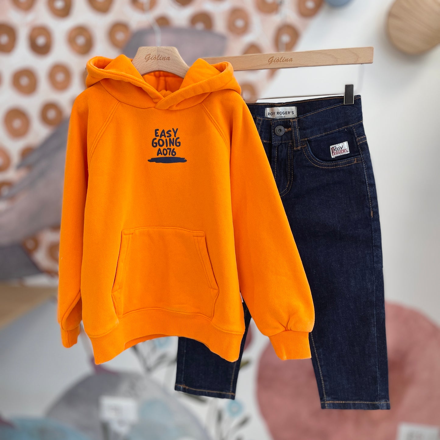 Gilet Multicolor con denim felpa e t-shirt stampate