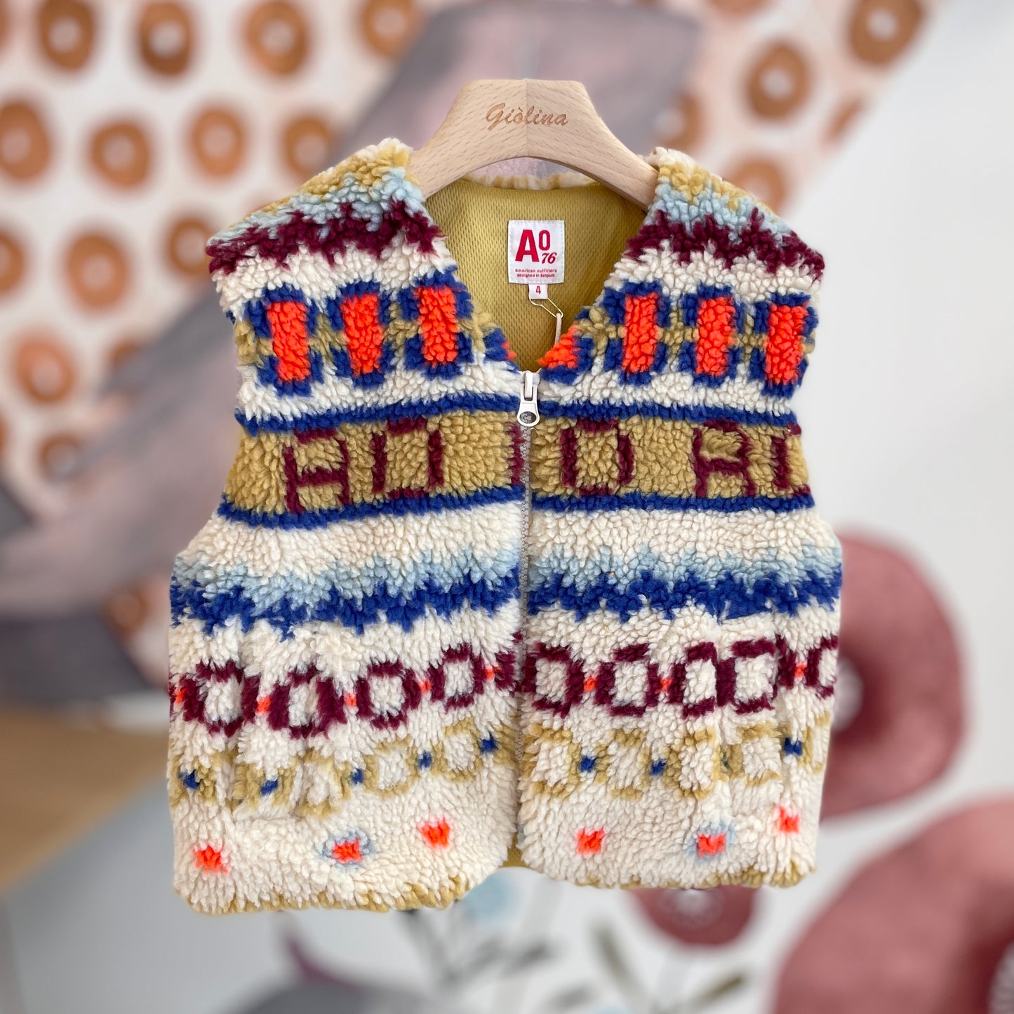 Gilet Multicolor con denim felpa e t-shirt stampate