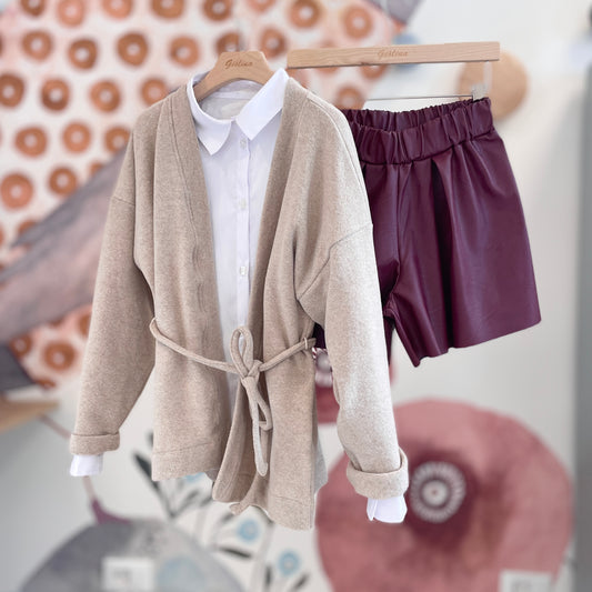 Camicia con colletto bianca e shorts in ecopelle bordeaux con maxi cardigan orzo
