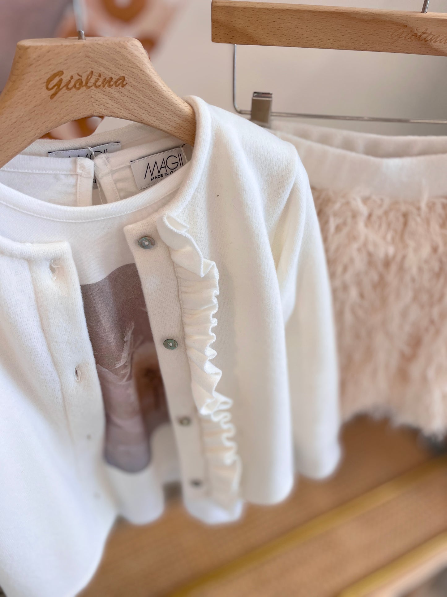 T-shirt soffioni con cardigan rouges e gonna piumette