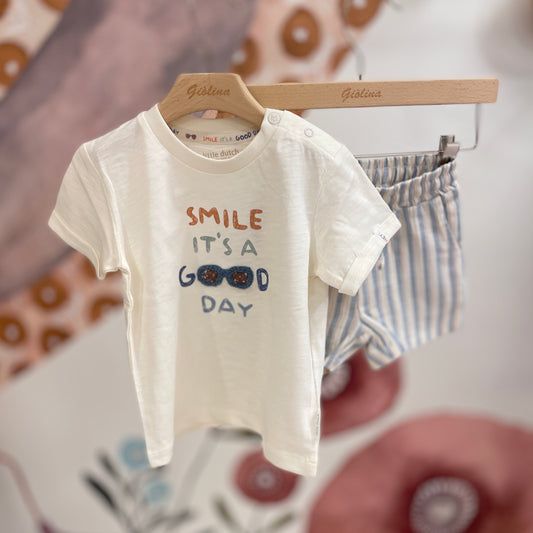 Completo t-shirt con dettaglio ricamato e pantaloncino rigato azzurro