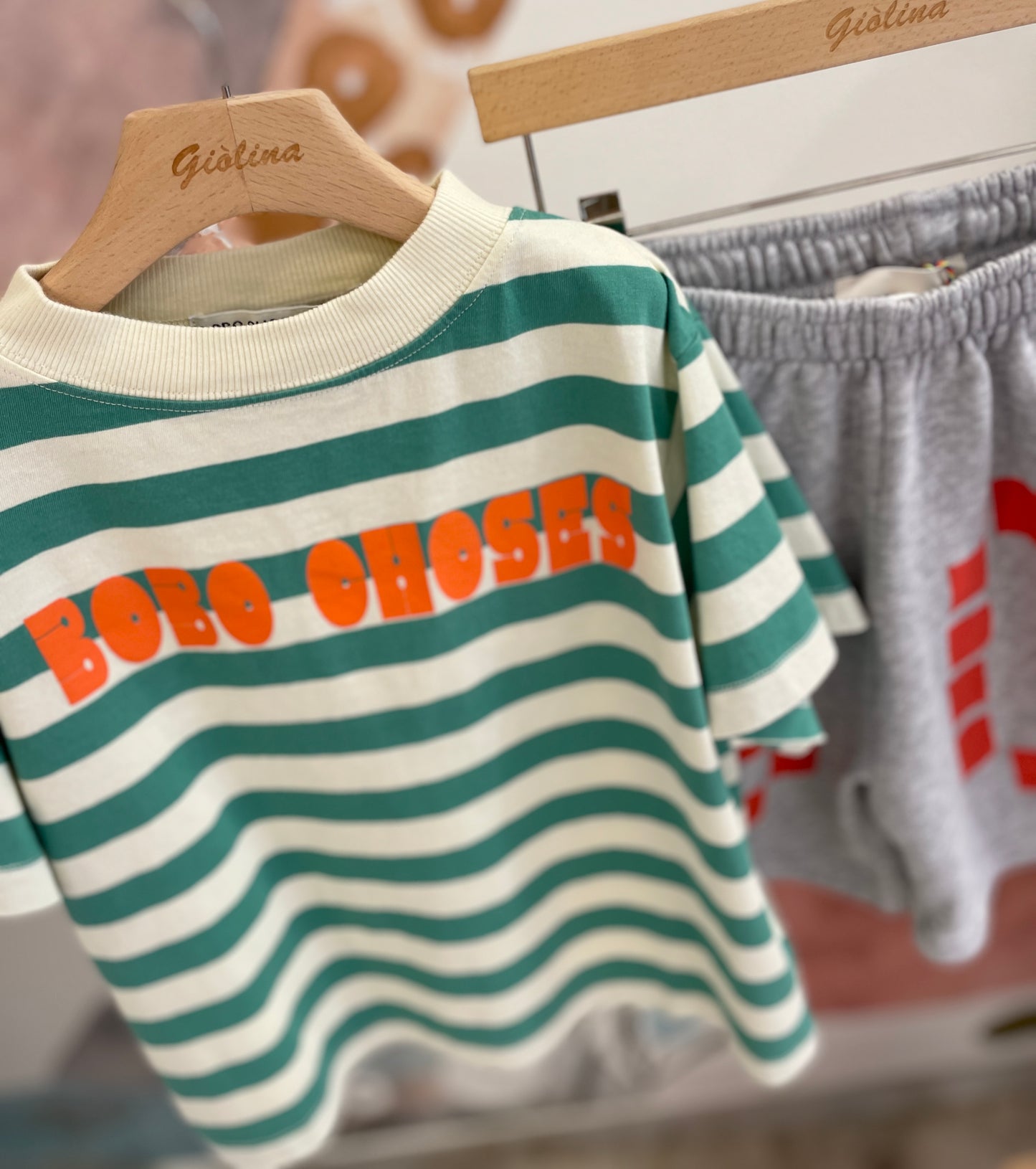 T-shirt rigatalogata e short verde acqua