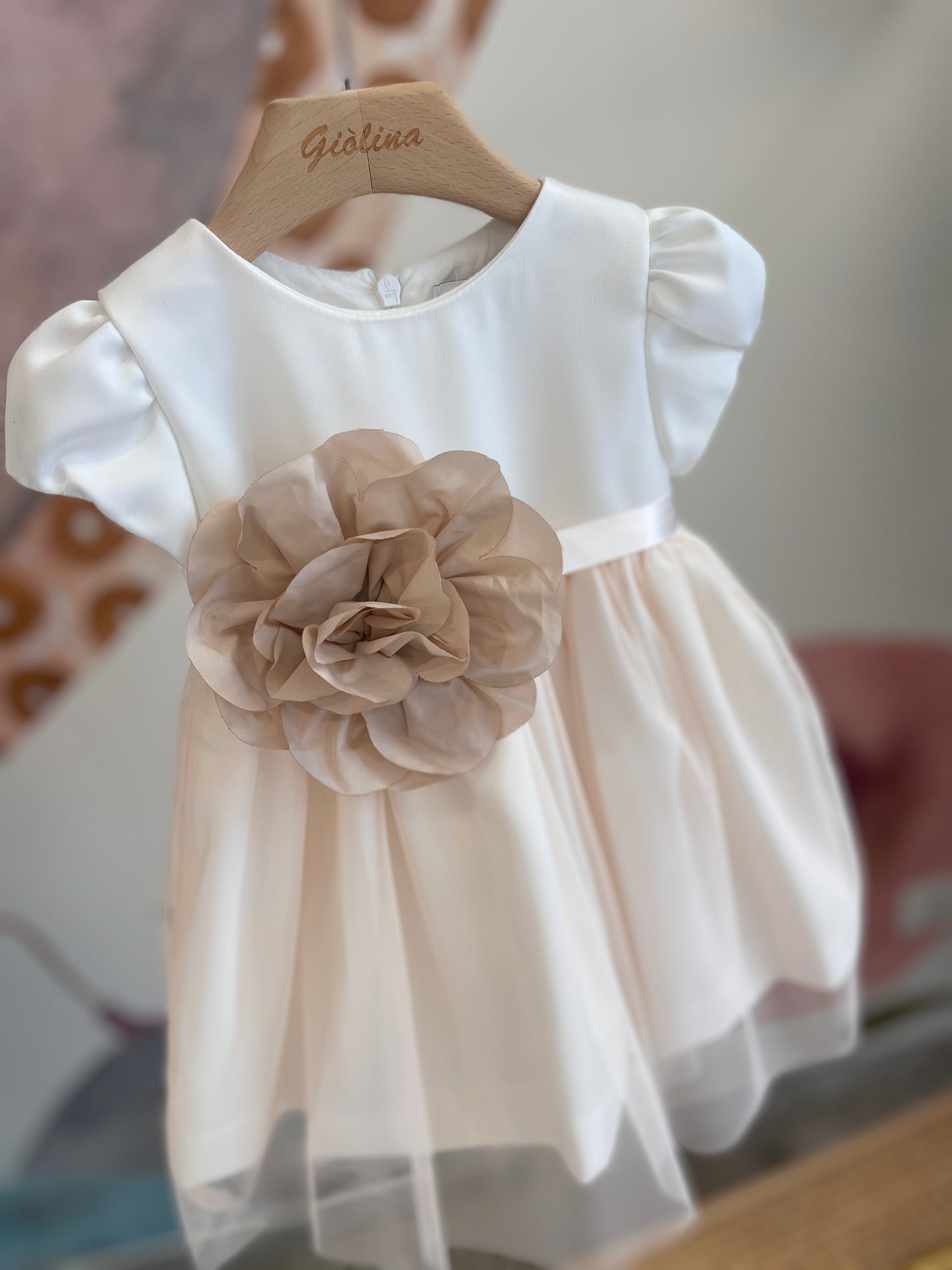 Abito in raso con gonna in tulle e cintura con fiore in taffatà baby