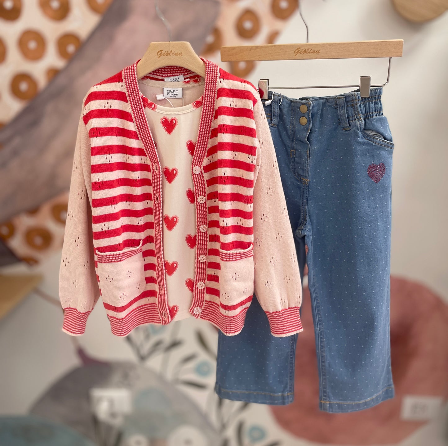 Cardigan con t-shirt stampa cuori e denim pois