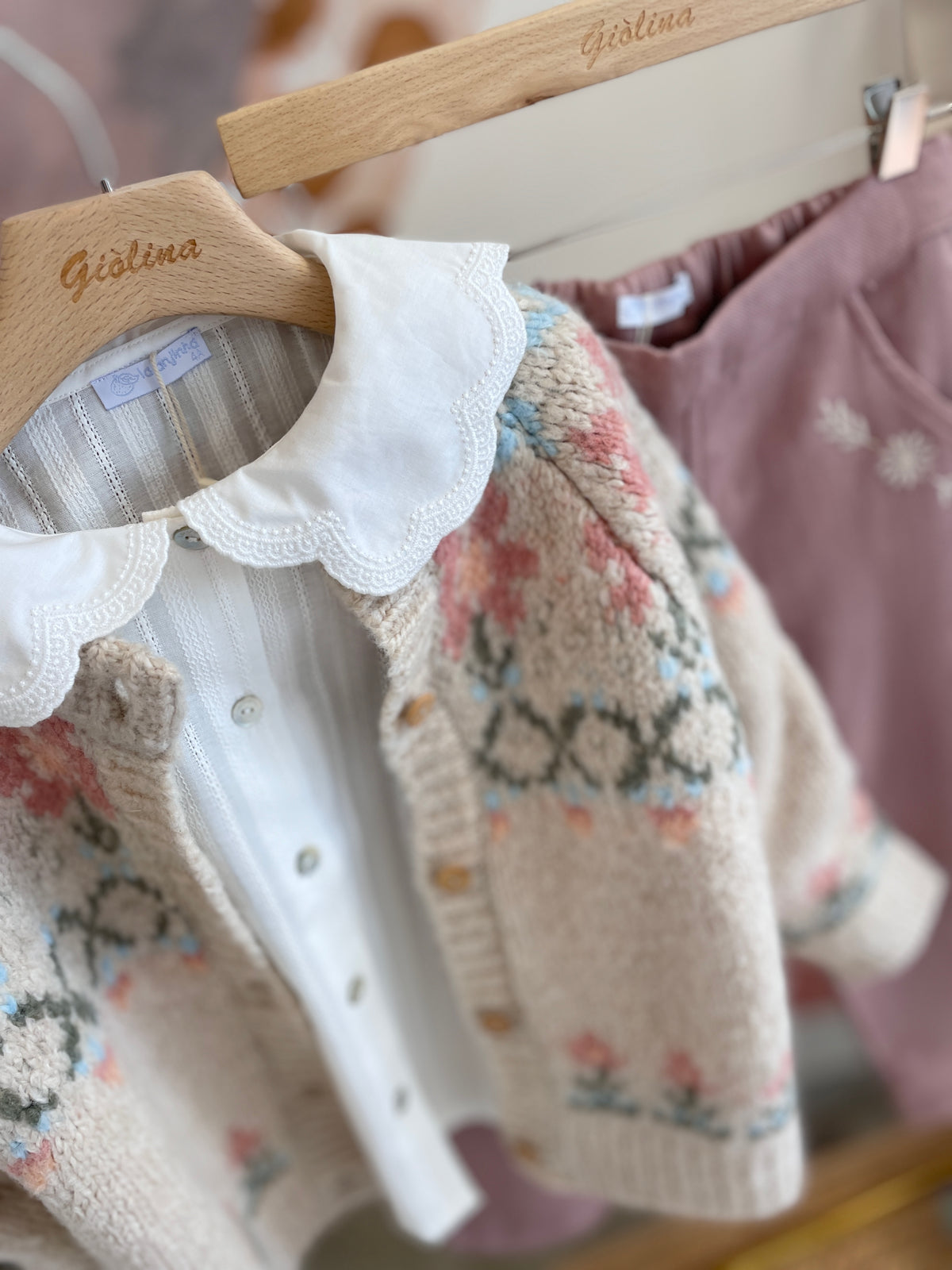 Cardigan tricot , camicia con collettone ricamato e pantalone rosa antico