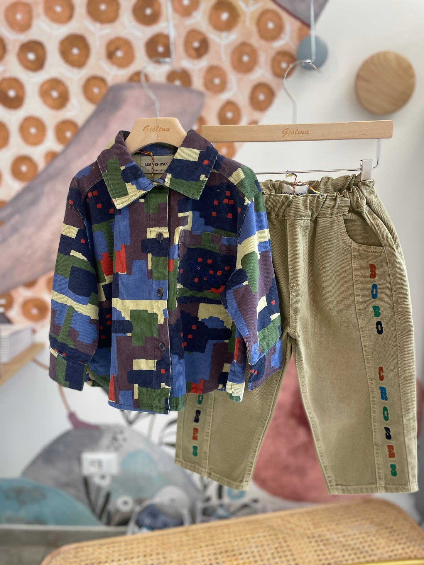 Giacca a camicia con t-shirt e pantalone in twill logato