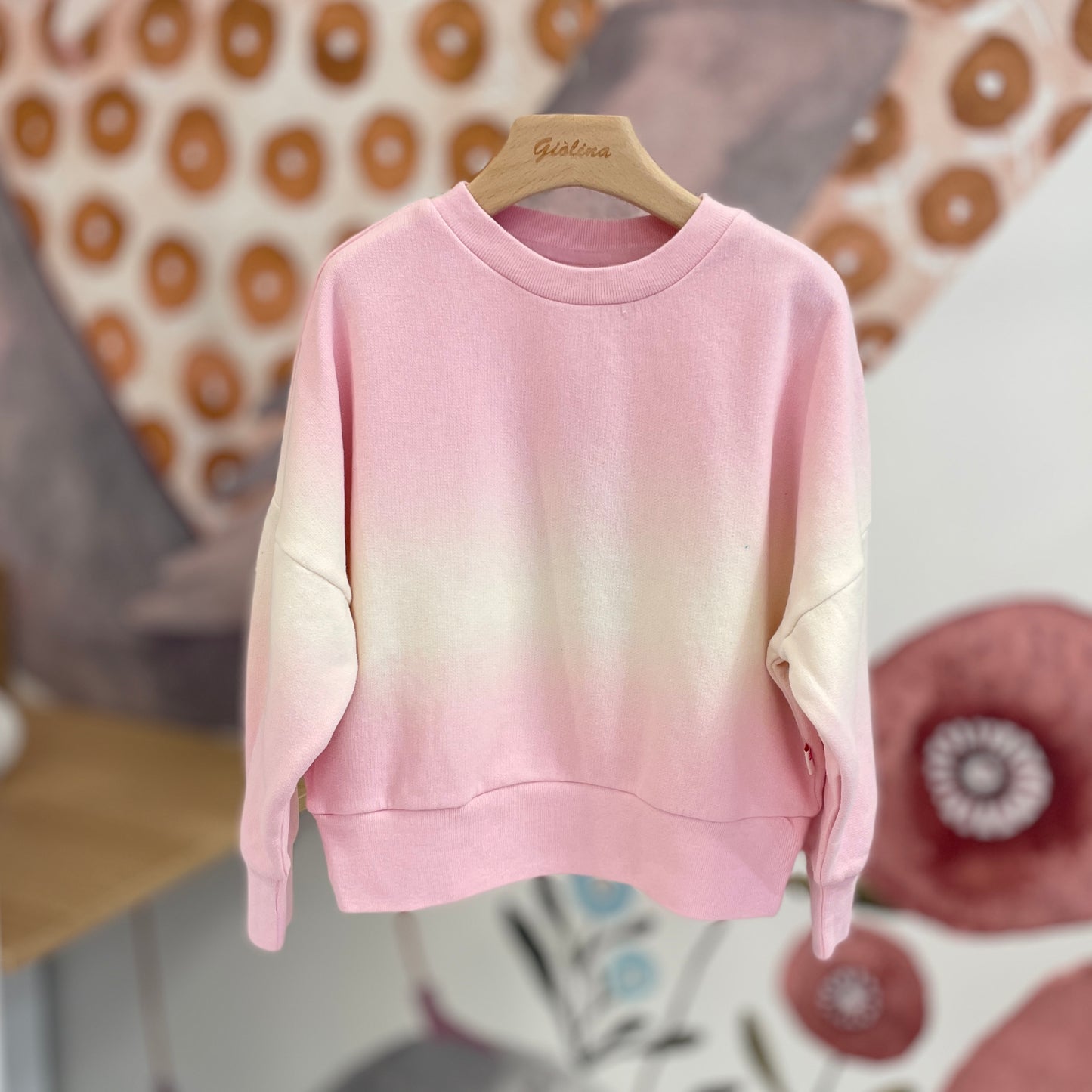 Top a costine con felpina crop tie-dye e gonna rigata