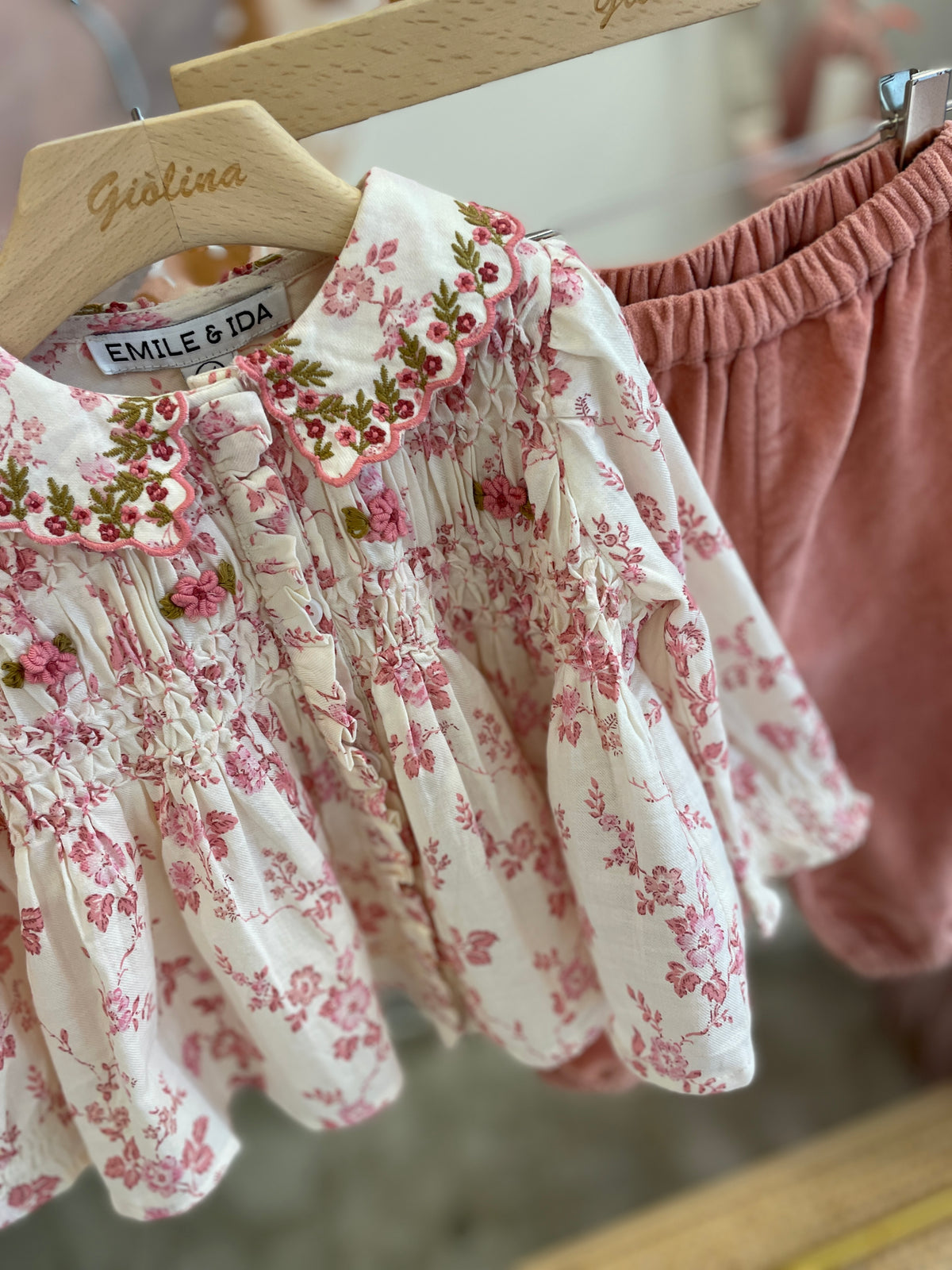 Cardigan con blusa ricamata e pantalone rosa baby