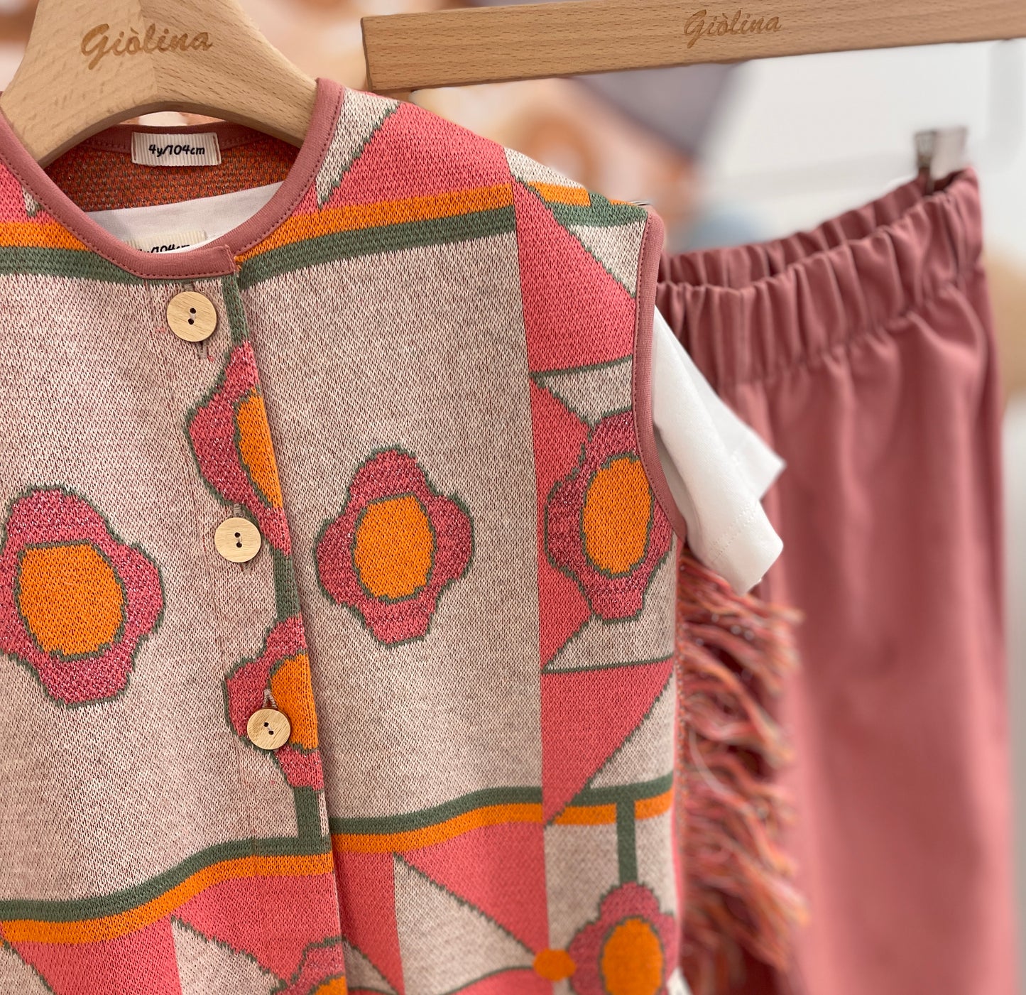 Gilet tricot fiore con pantalone palazzo Denim rosa