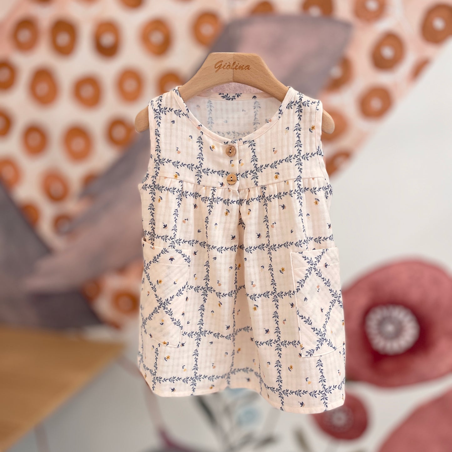 Top a costine naturale profilo indaco e stampa pera con shorts, abitino stampa fiori indaco