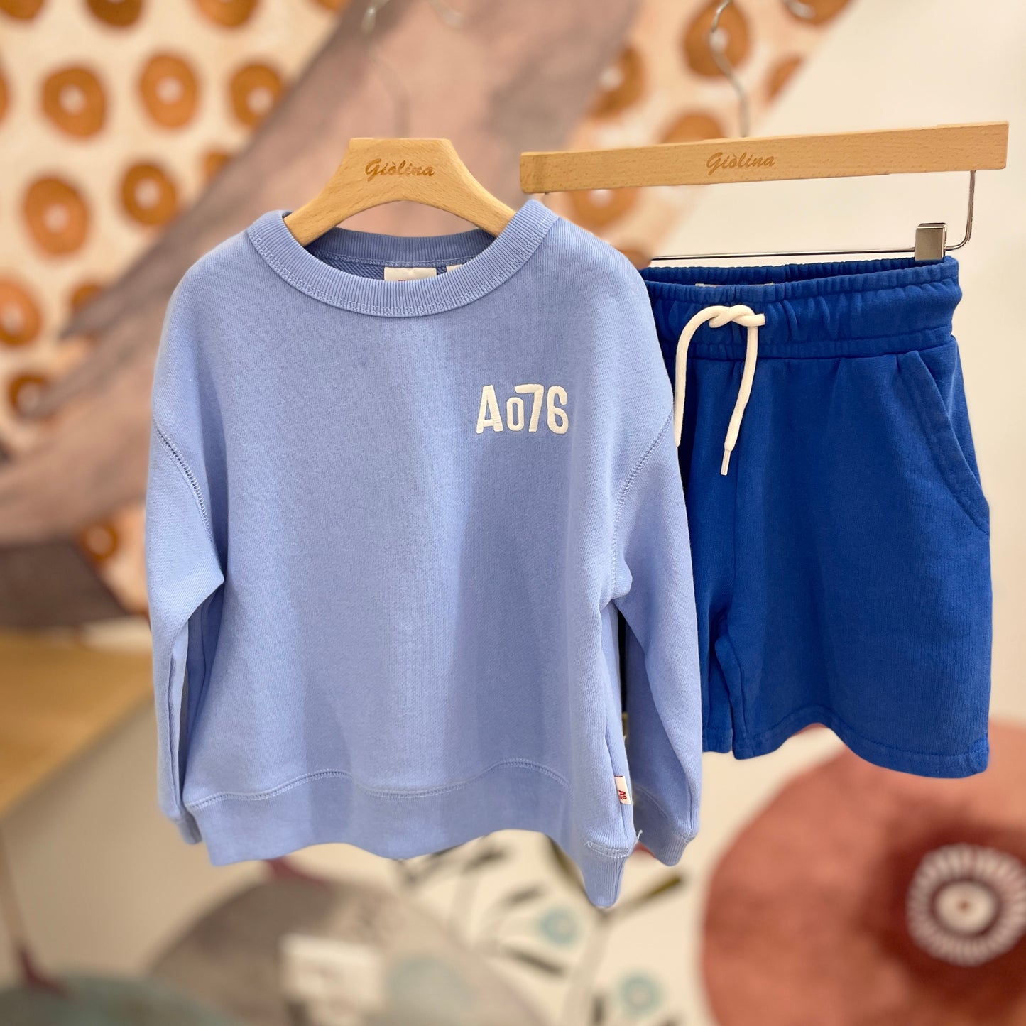 Felpa girocollo azzurra con retro tavole surf t-shirt e bermuda bluette