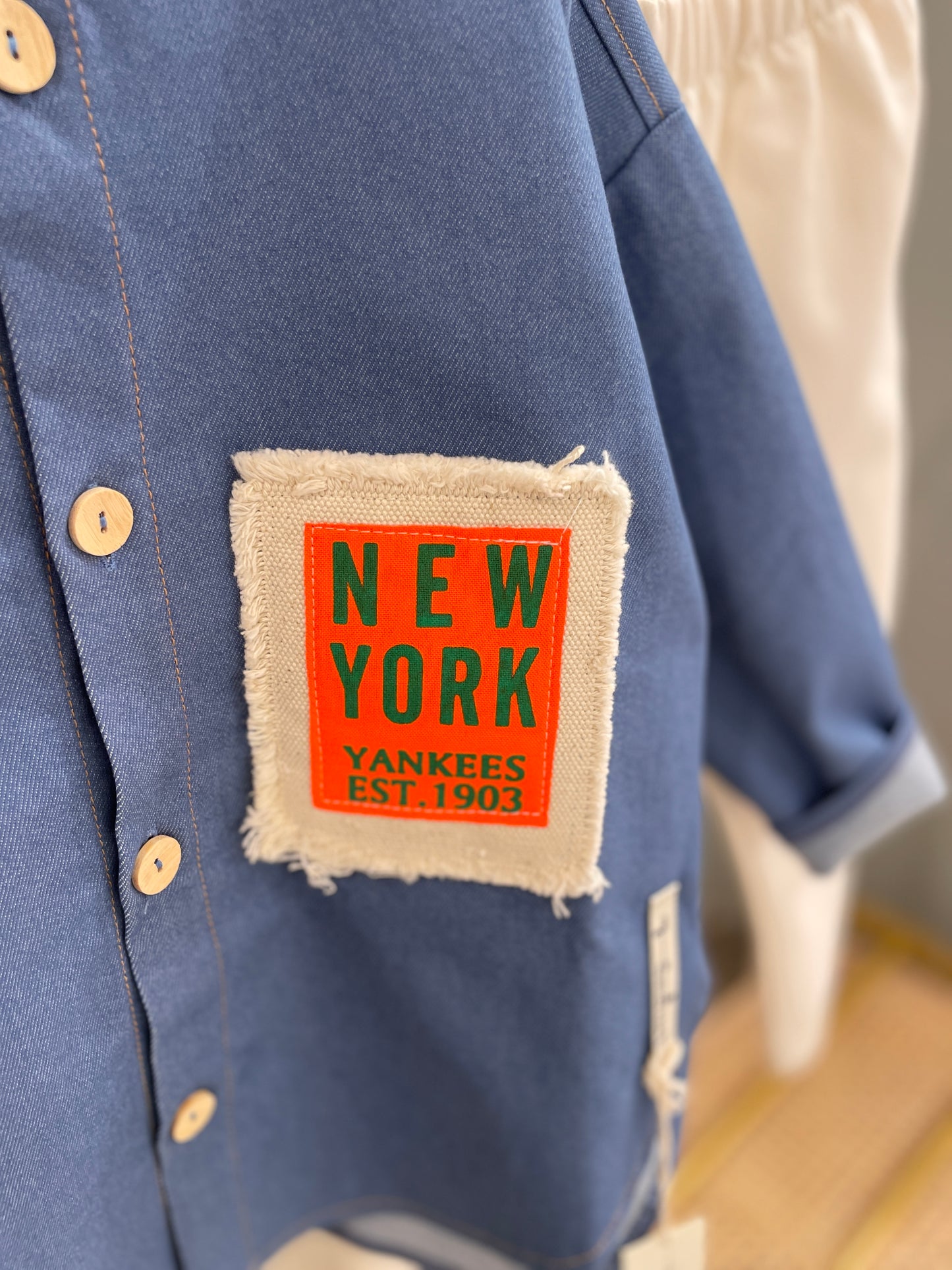 Giacca a camicia Denim con inserto fluo , T-shirt mattone e pantalone nataurale