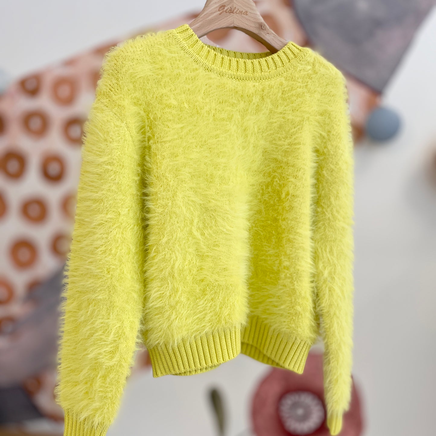 Maglia pelosa con pantalone naturale e giacca