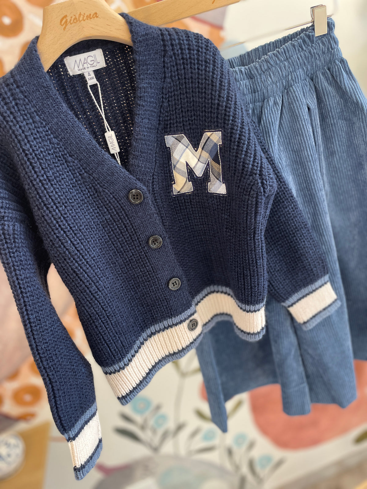 Cardigan college con ricamo in check e pantagonna over in velluto