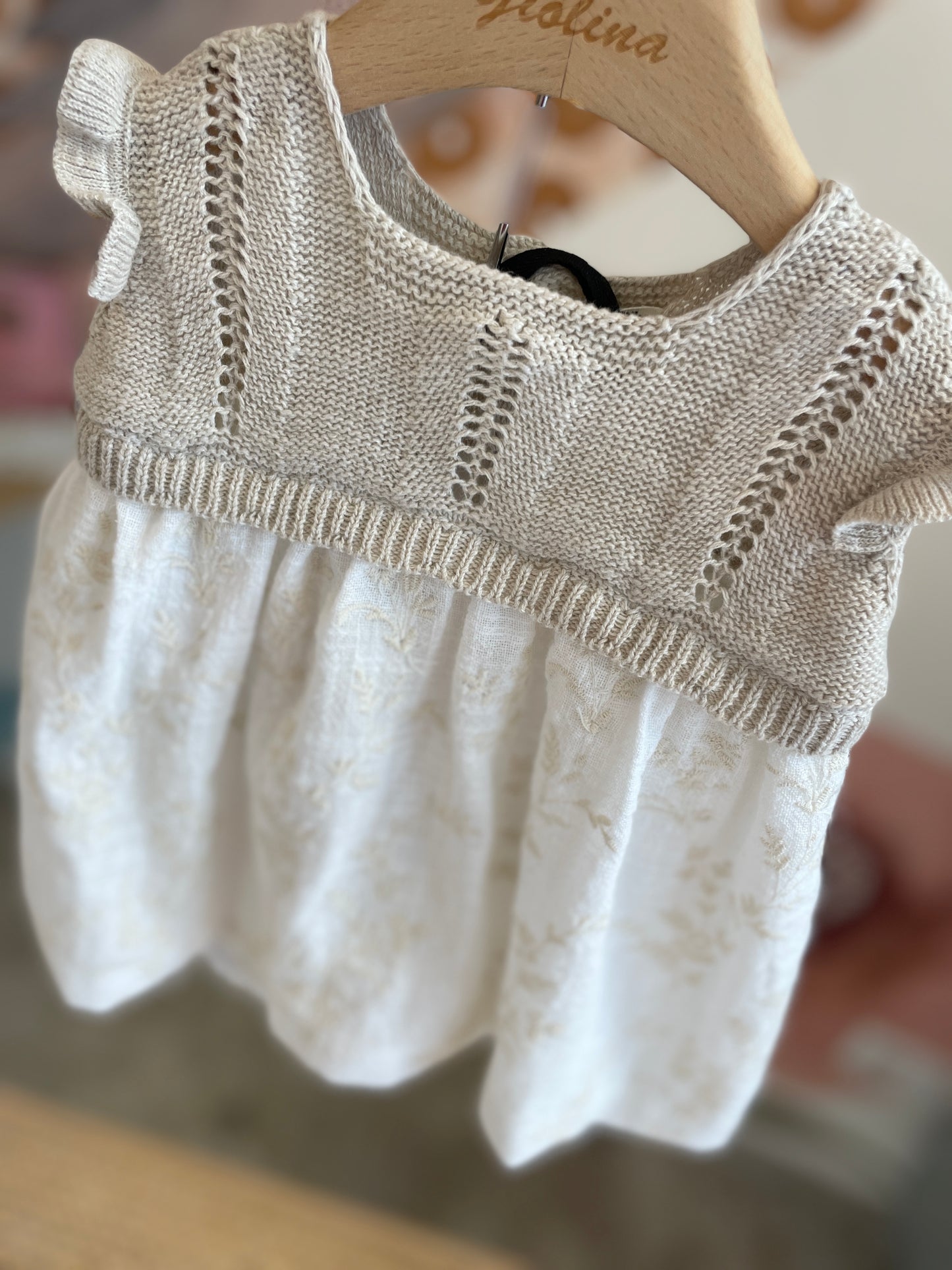 Abito ricamato con corpino uncinetto ecru e cardigan