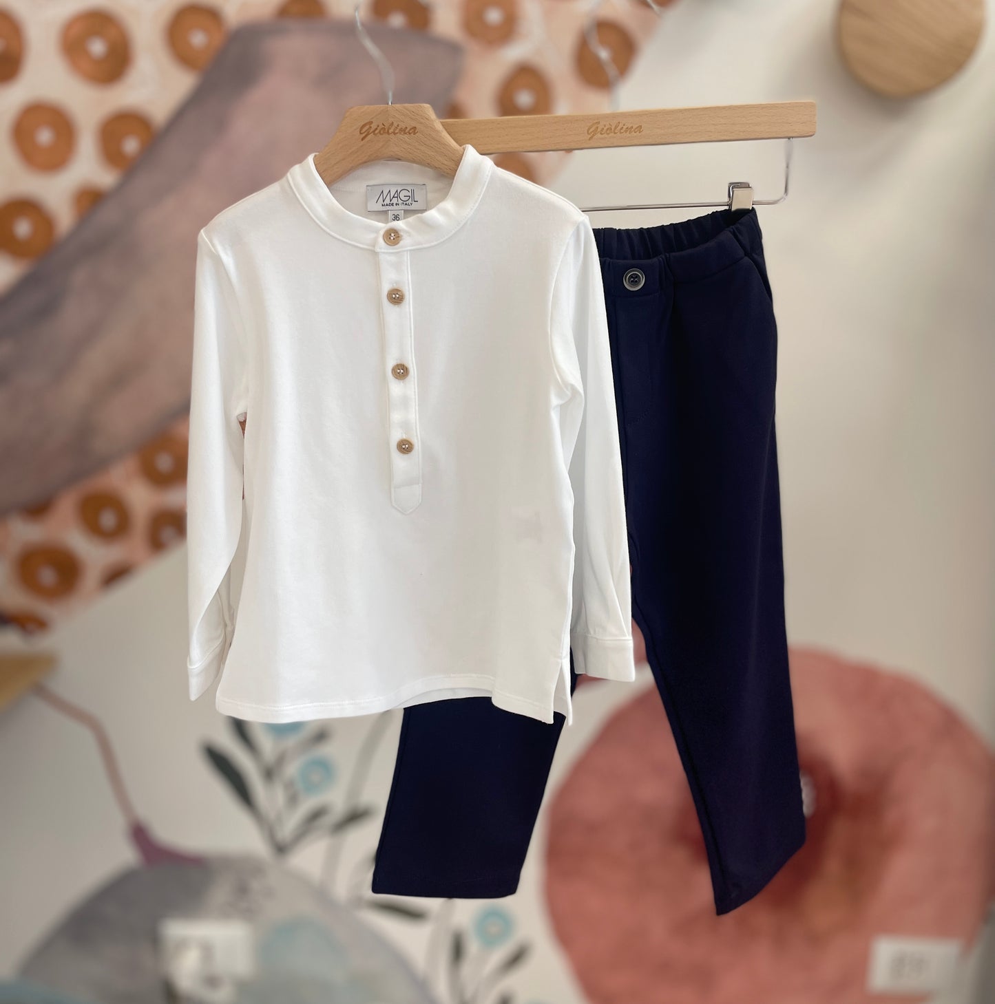 Serafino bottoncini legno con pantalone punto milano blu e gilet rigato