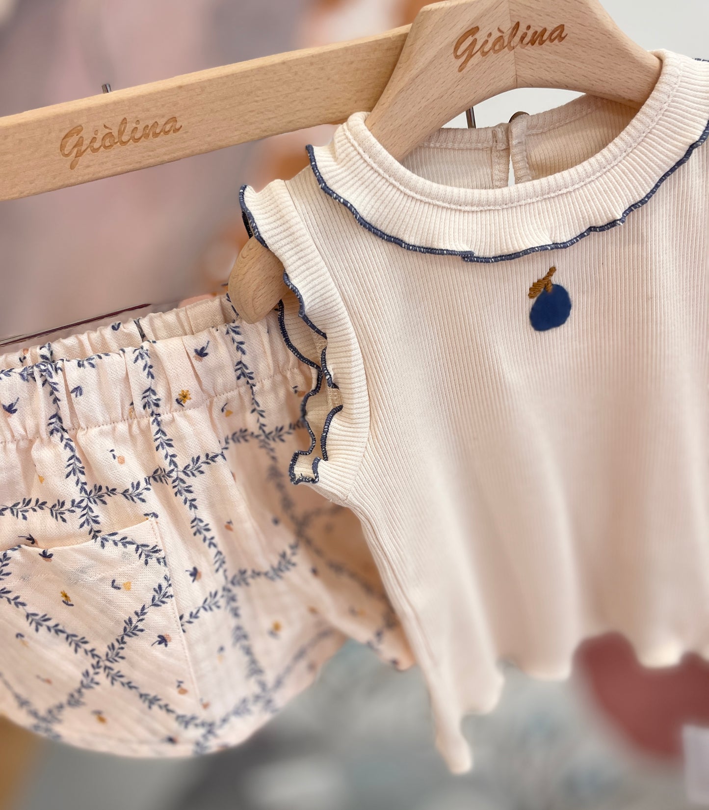 Top a costine naturale profilo indaco e stampa pera con shorts, abitino stampa fiori indaco