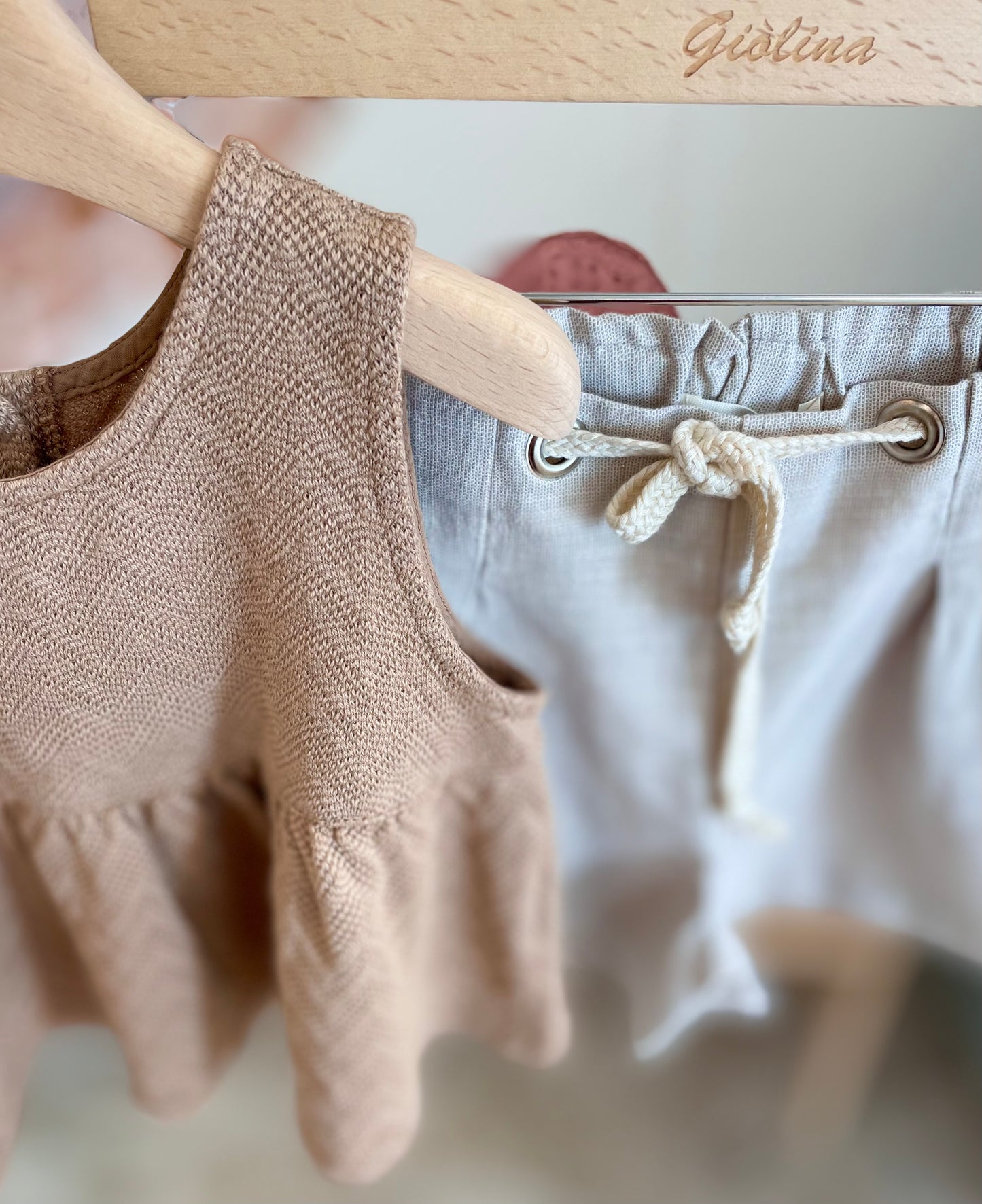 T-shirt con bermuda e cardigan smanicato