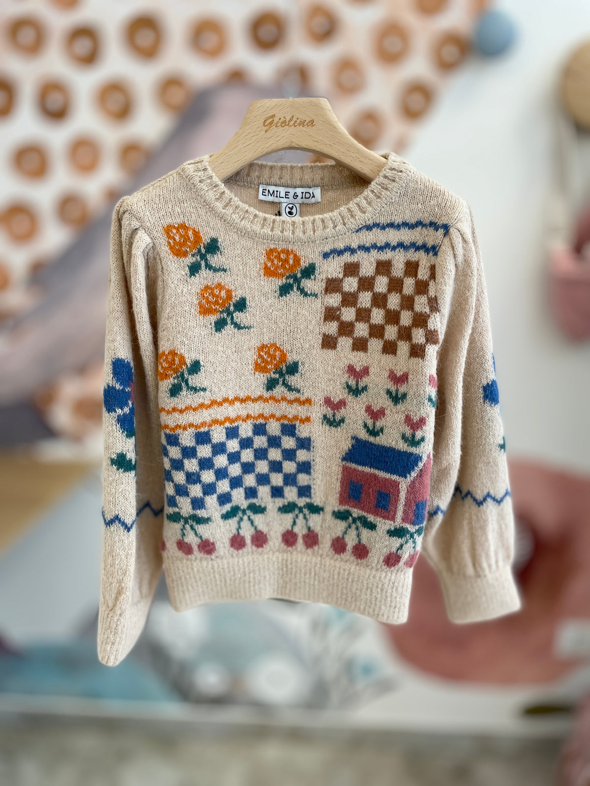Pullover con casette e fiorellini