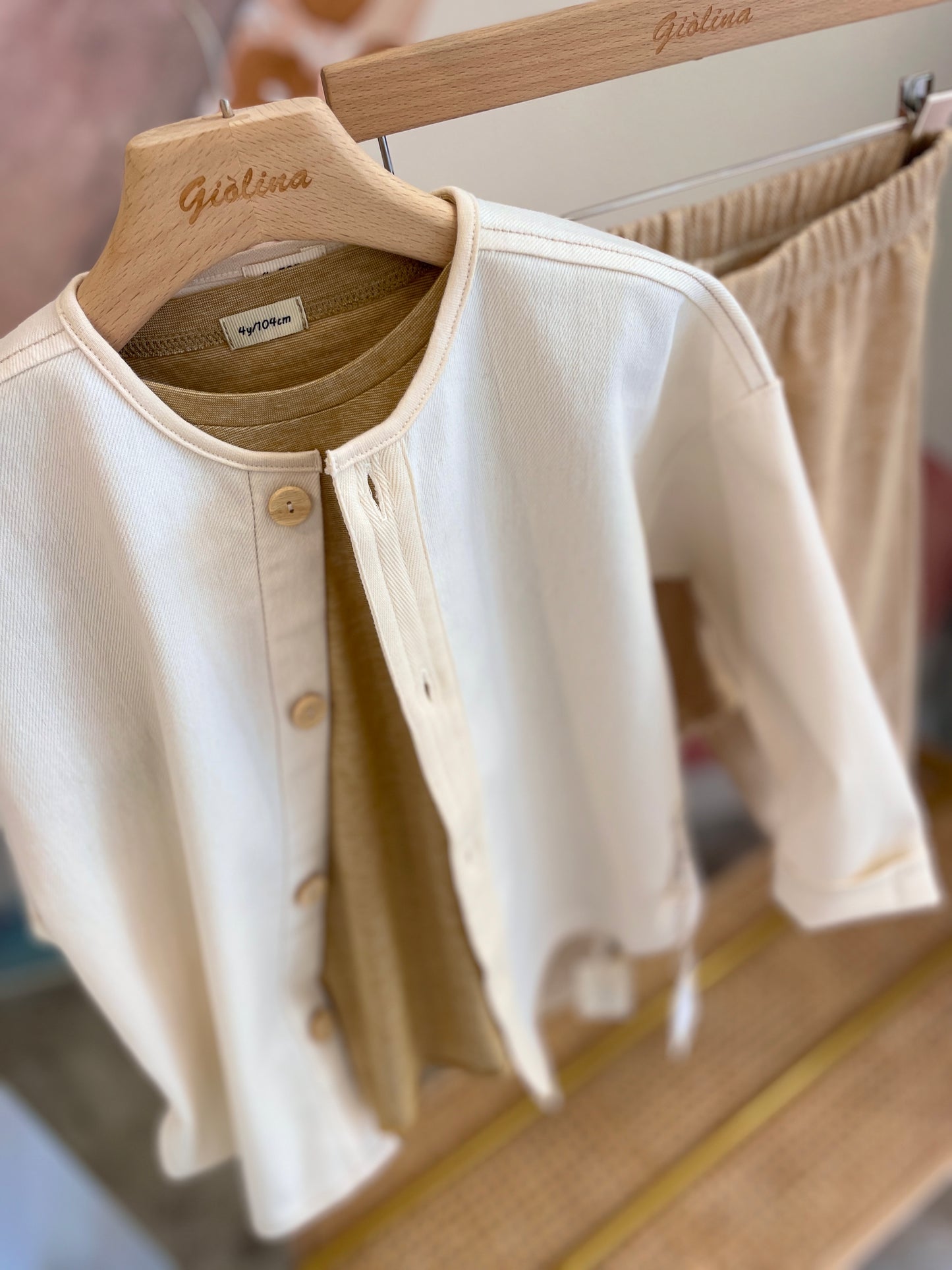 Giacca a camicia Denim naturale, t-shirt taschino e pantalone dritto