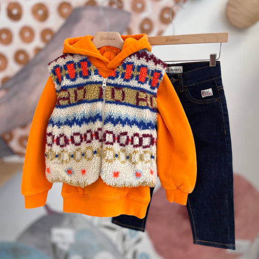 Gilet Multicolor con denim felpa e t-shirt stampate