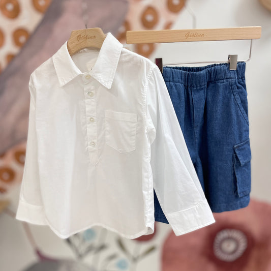 Camicia bianca in cotone morbido e bermuda in cotone e lino color jeans