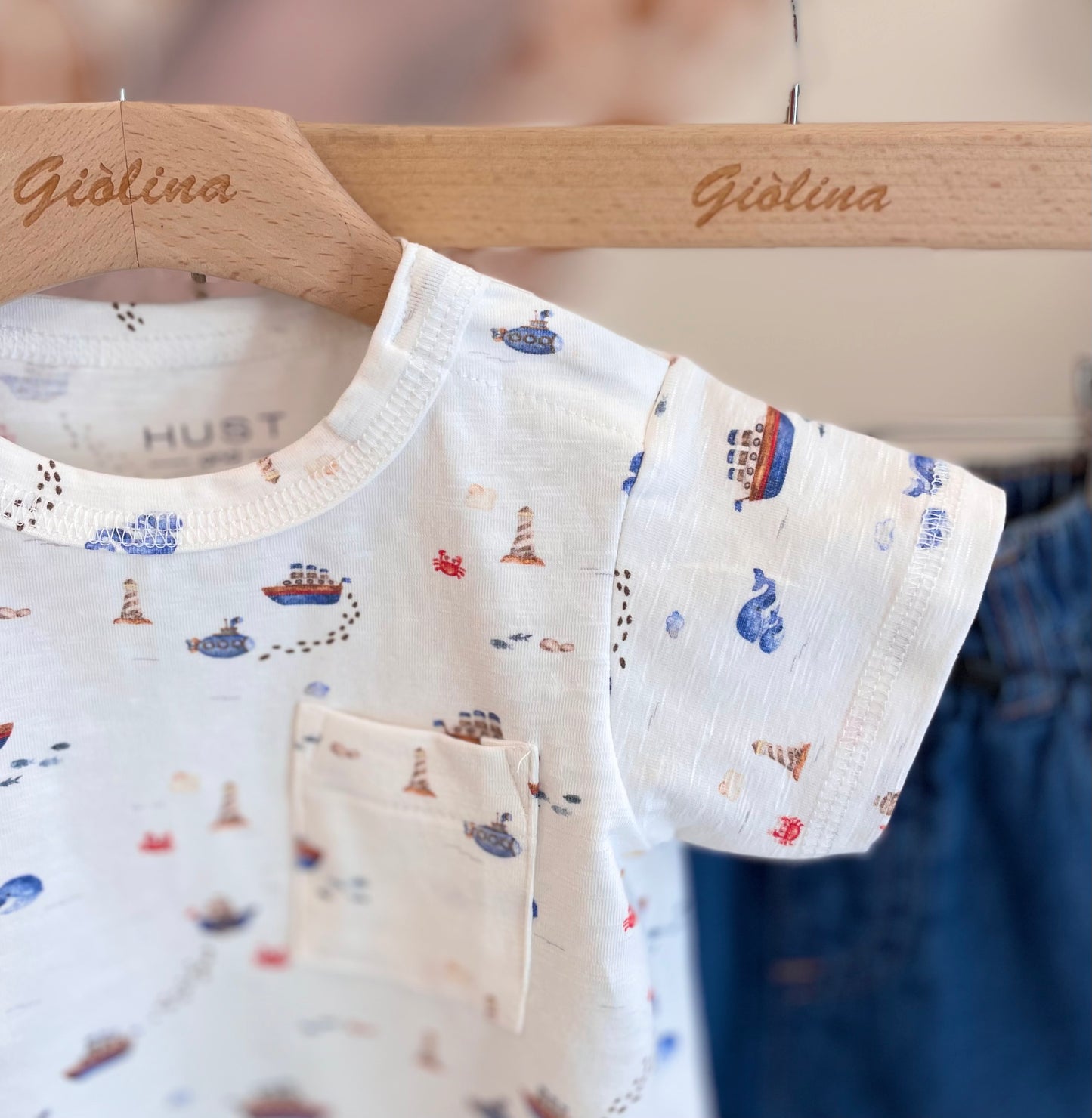 T-shirt mare con denim