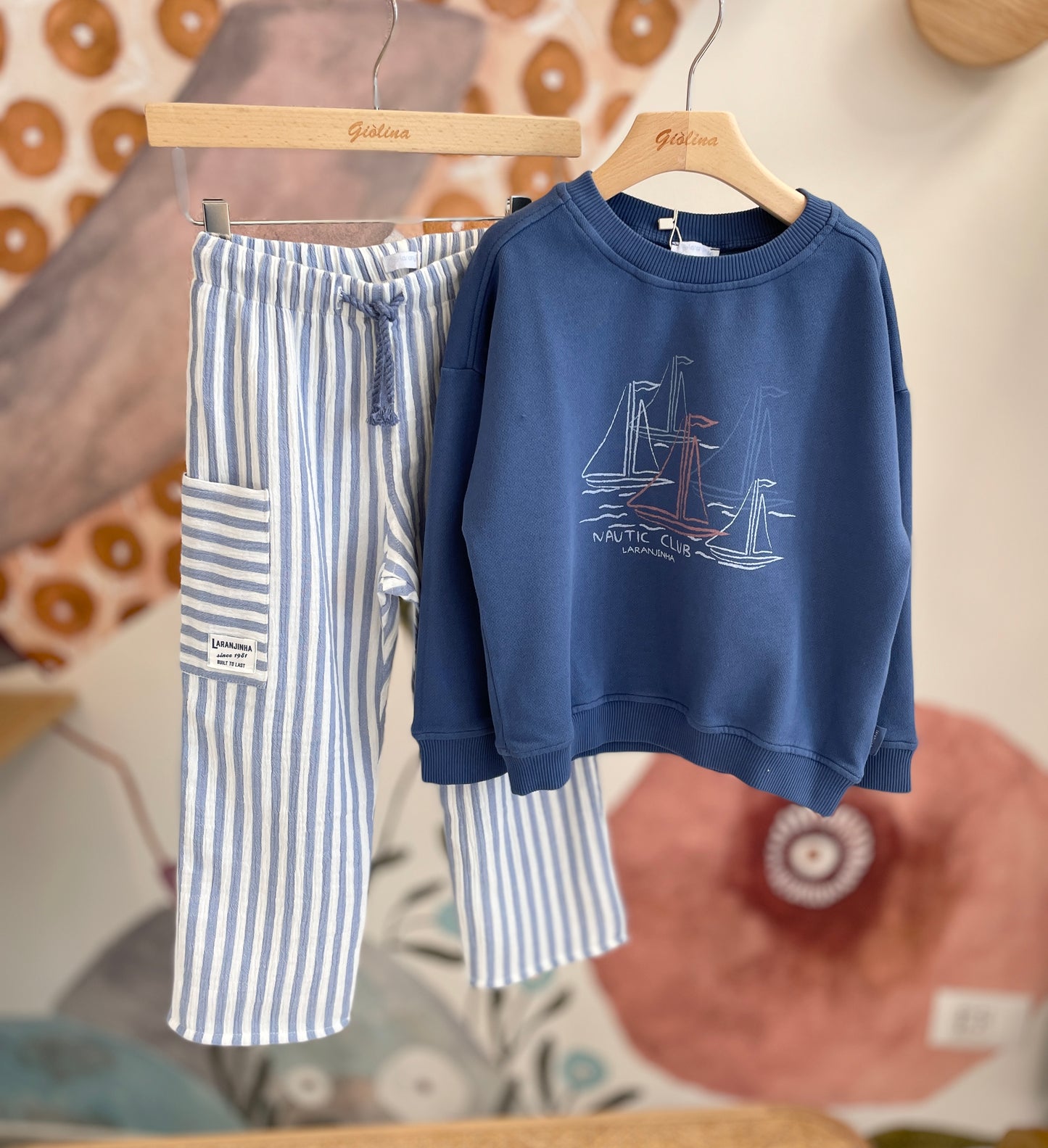 Felpina stampa barchette con t-shirt e pantalone leggero rigato