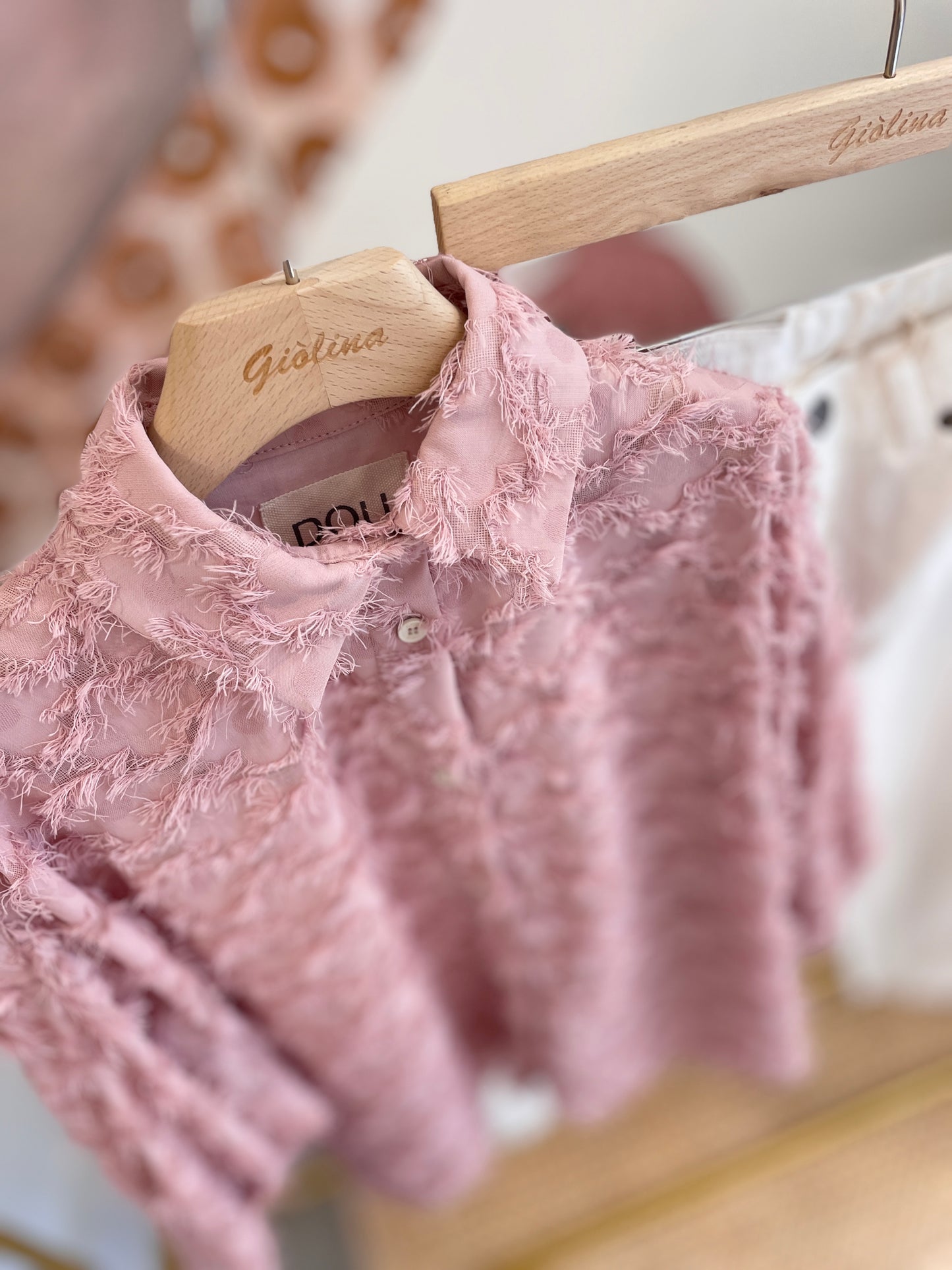 Camicia zaffiro con denim bianco.