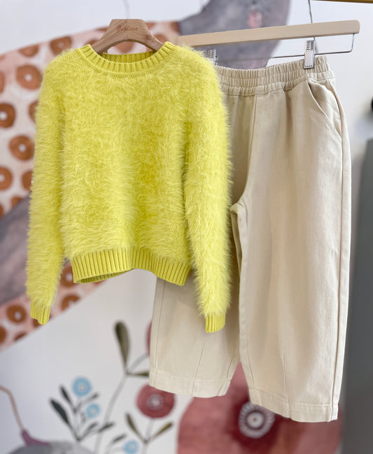 Maglia pelosa con pantalone naturale e giacca
