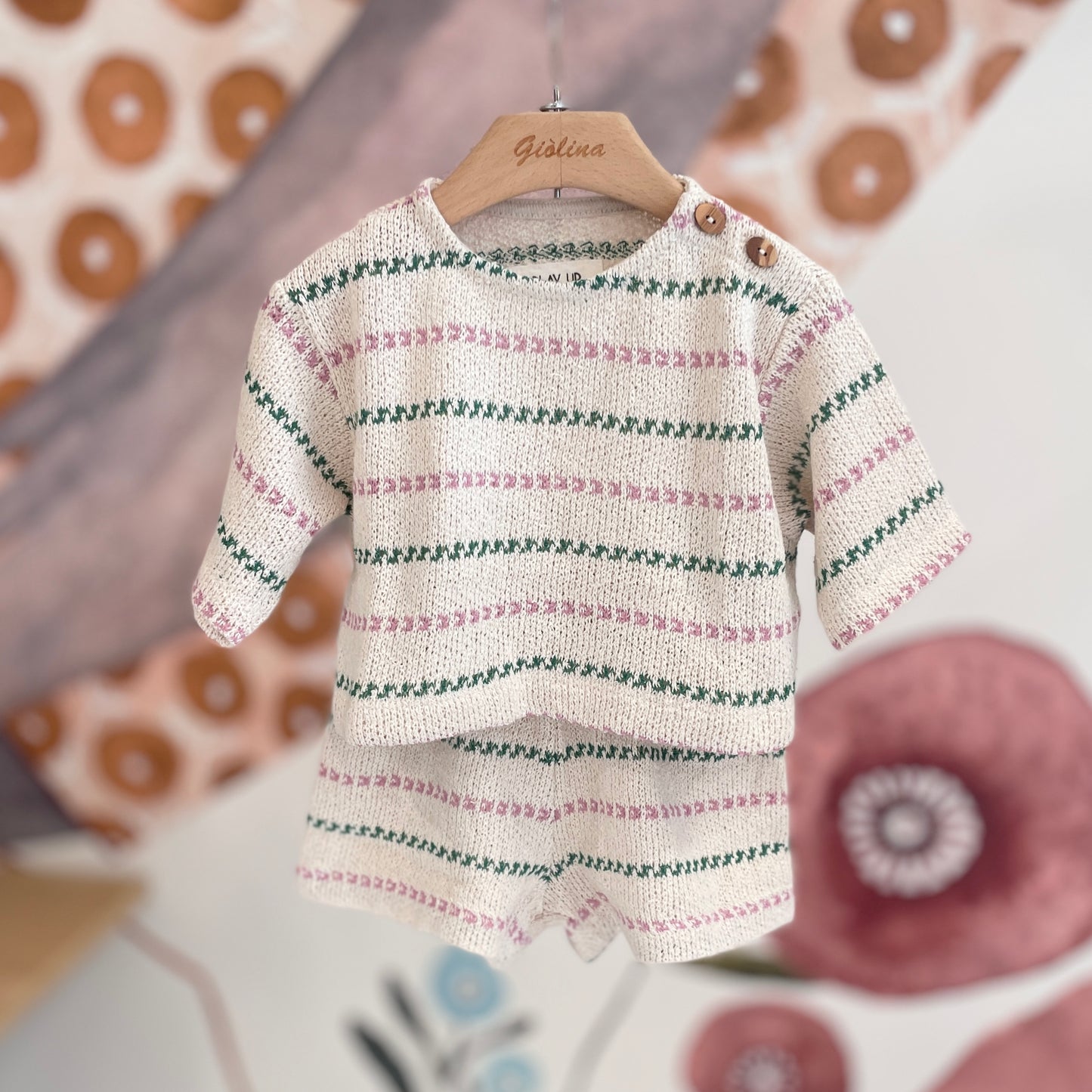 Completo lavorato tricot  verde e rosa, felpina e shorts