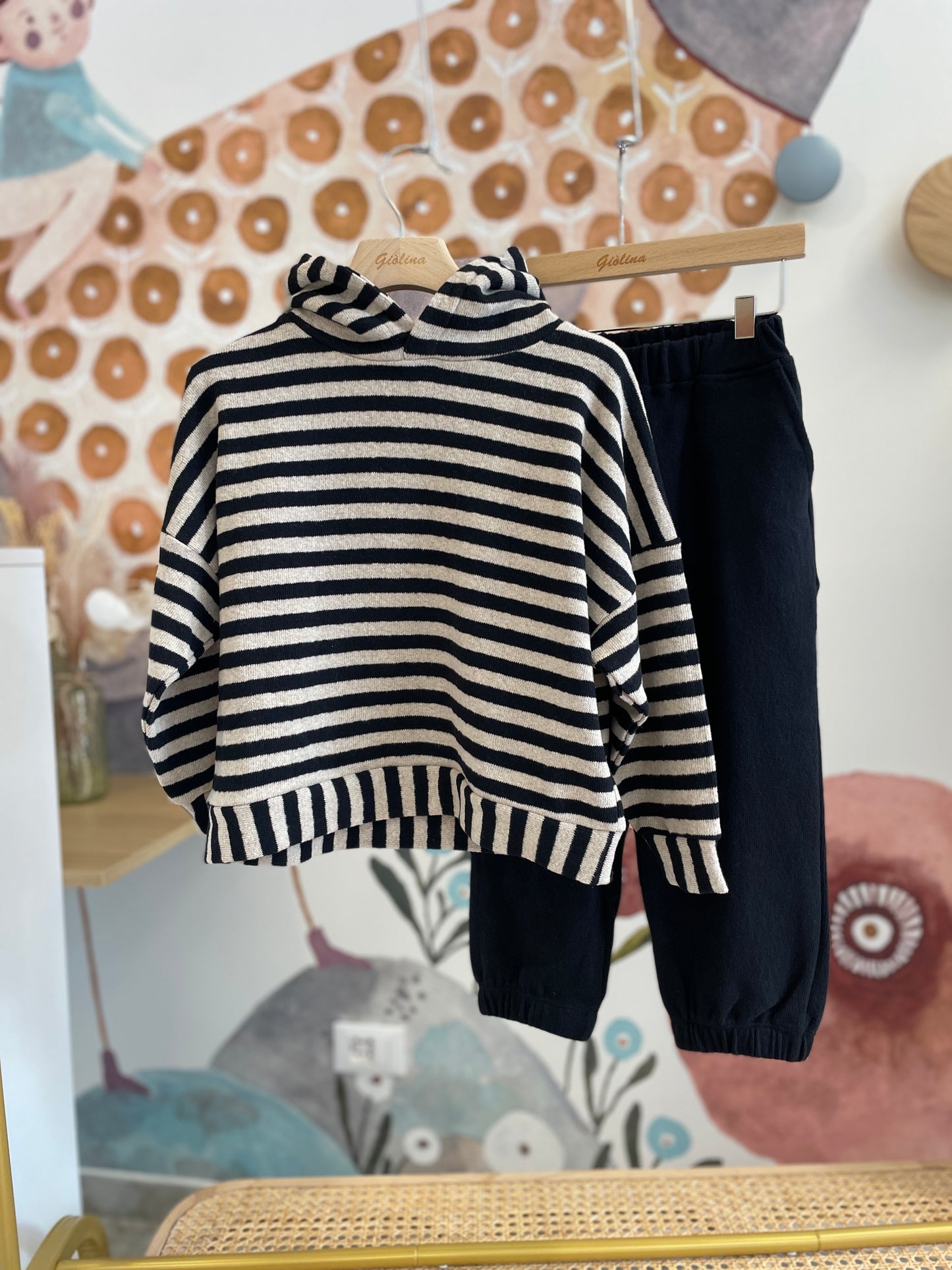 Felpa over con cappuccio rigata e pantalone con elastico