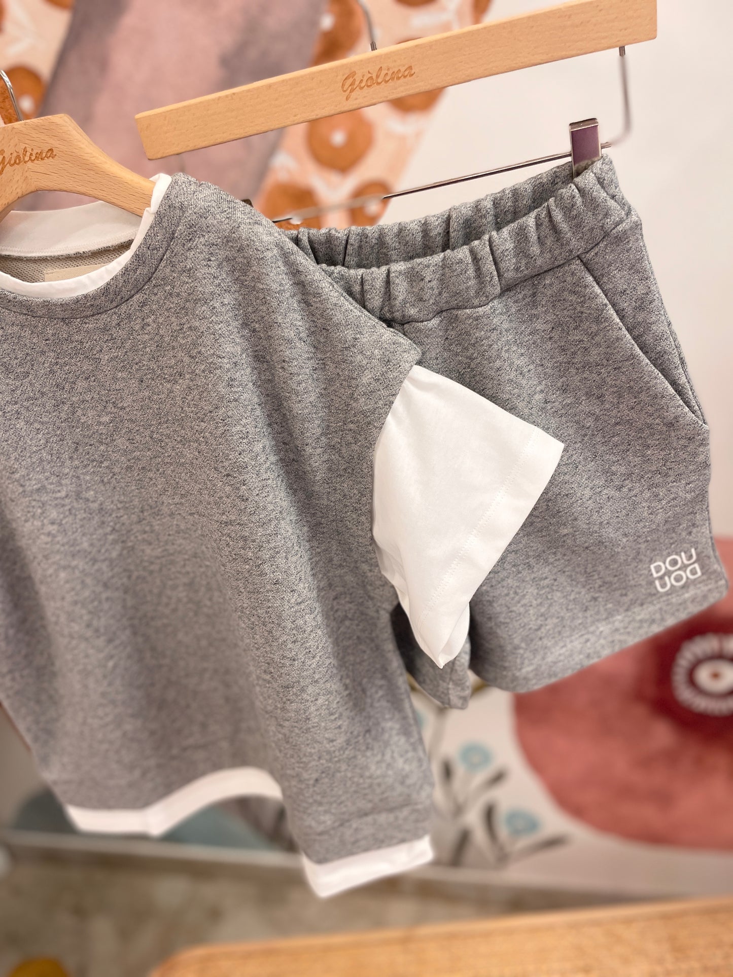 Gilet grigio mélange (con finta t-shirt) e con bermuda sportivo