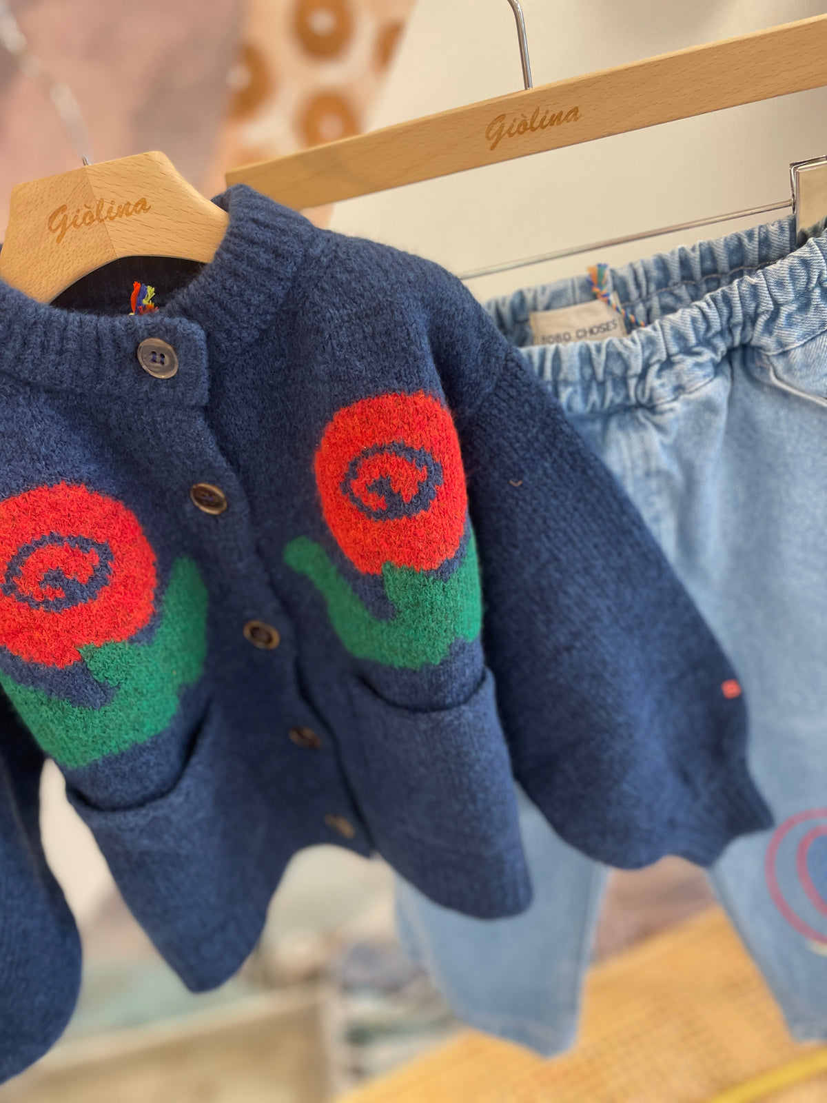 Cardigan con denim e t-shirt manica lunga