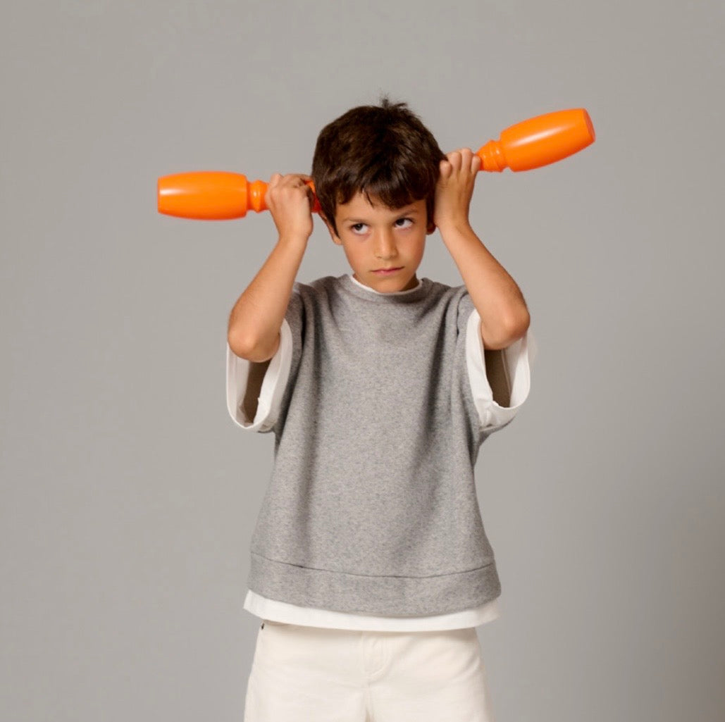 Gilet grigio mélange (con finta t-shirt) e con bermuda sportivo
