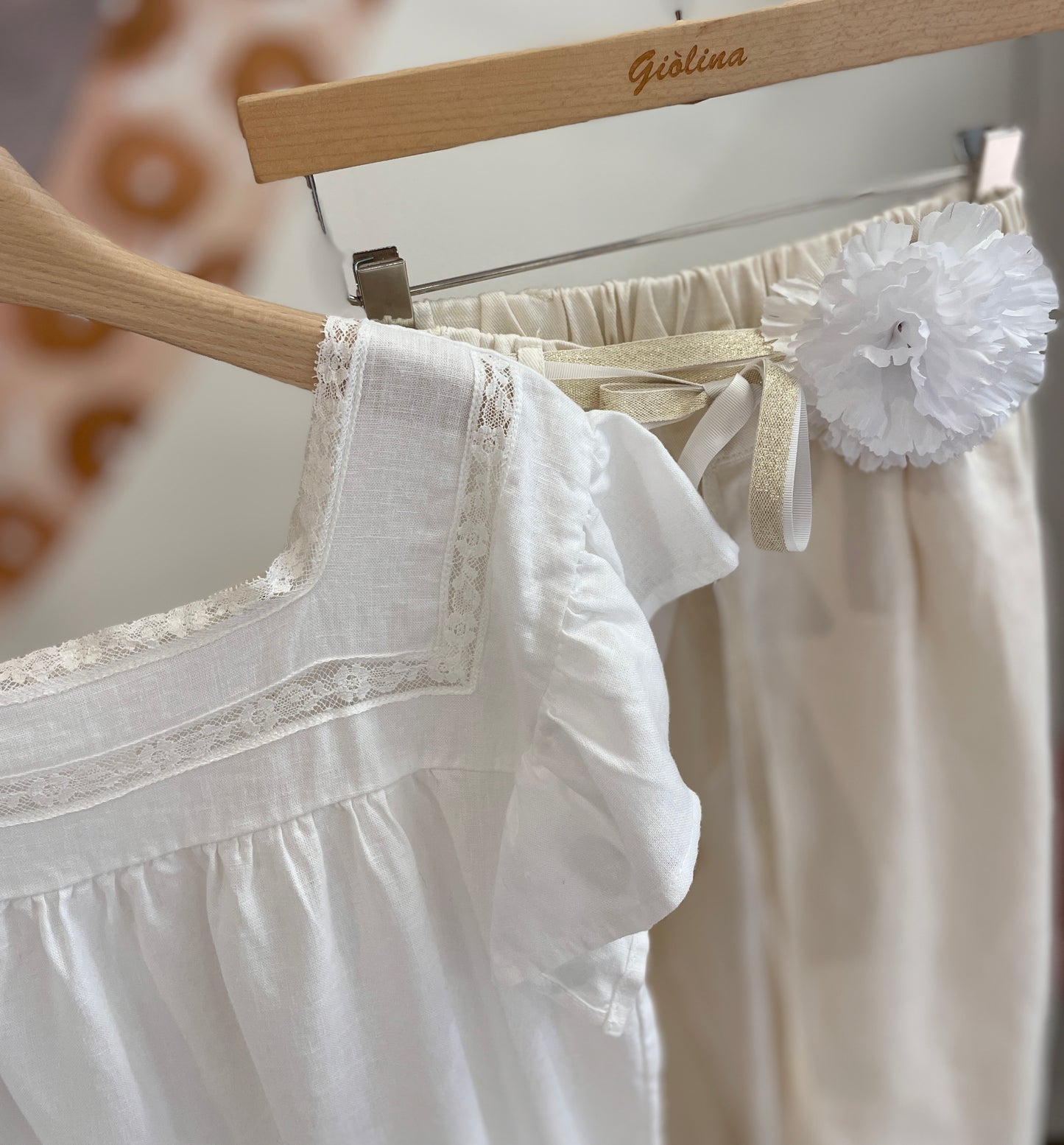 Camicia bon ton con kimono ricamato e pantalone sfrangiato