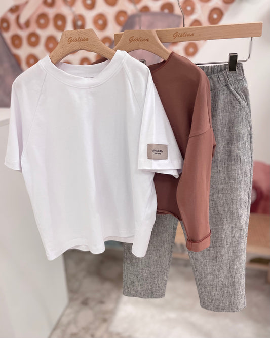 Felpina biscotto taglio vivo con pantalone microriga e t-shirt over