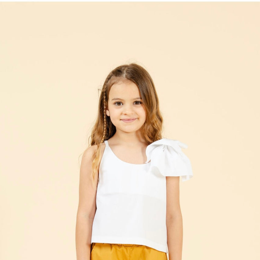 Camicia burro, gonna a ruota bianca, cintura fiore, pantagonna burro, top bianco con fiocco, giacca/camicia burro