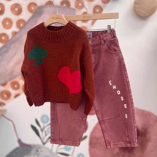 Maglia bordeaux con pantalone rosso slavato