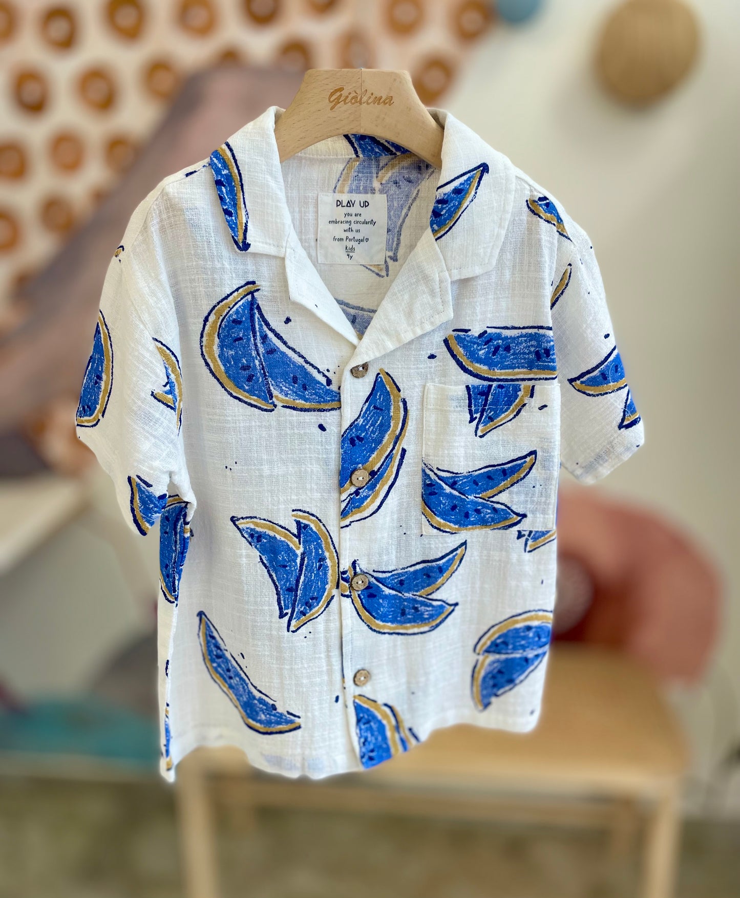 Camicia anguria con pantalone naturale