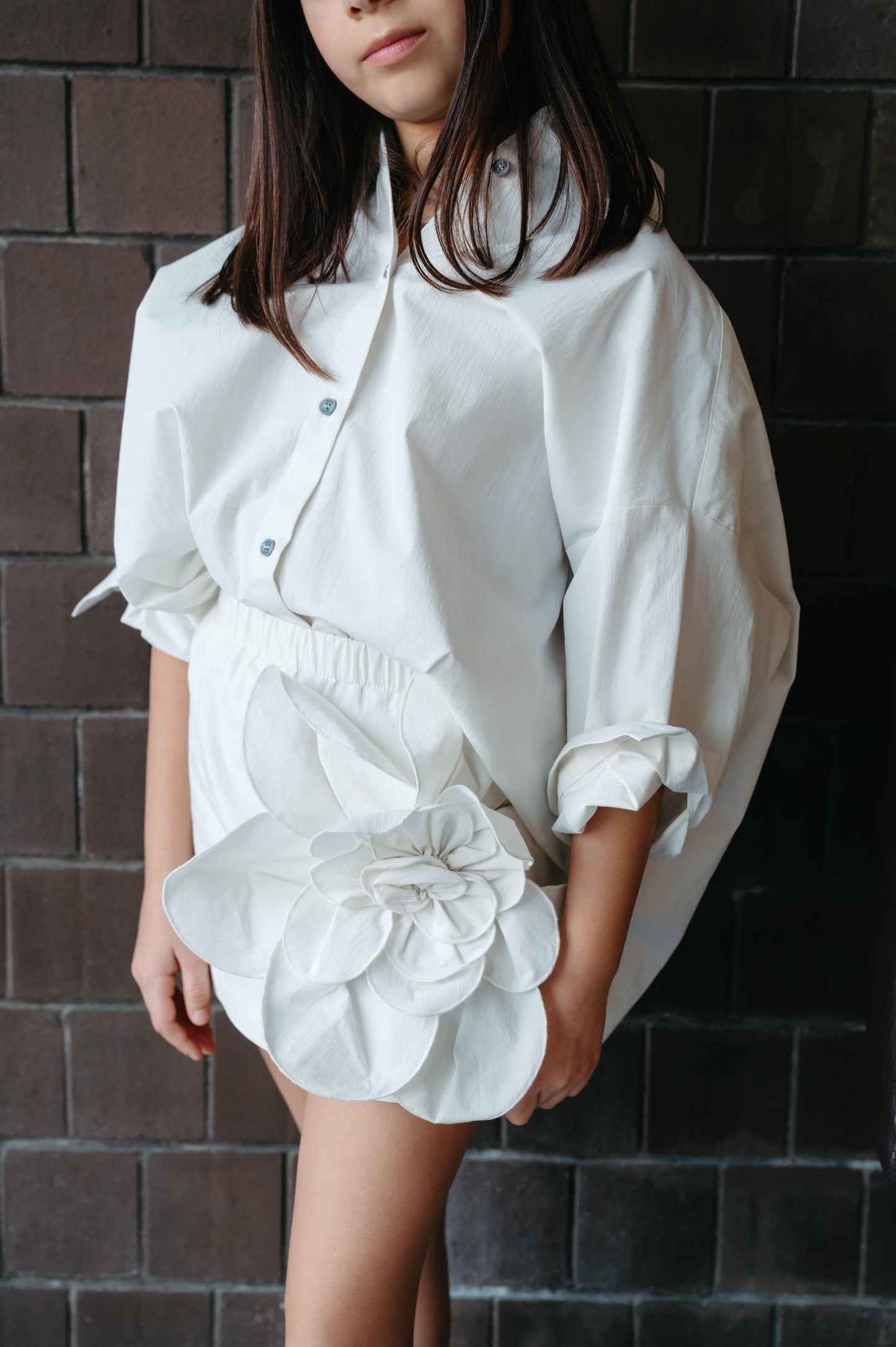 Camicia larga con bottoncini a contrasto e gonna bianca con fiore