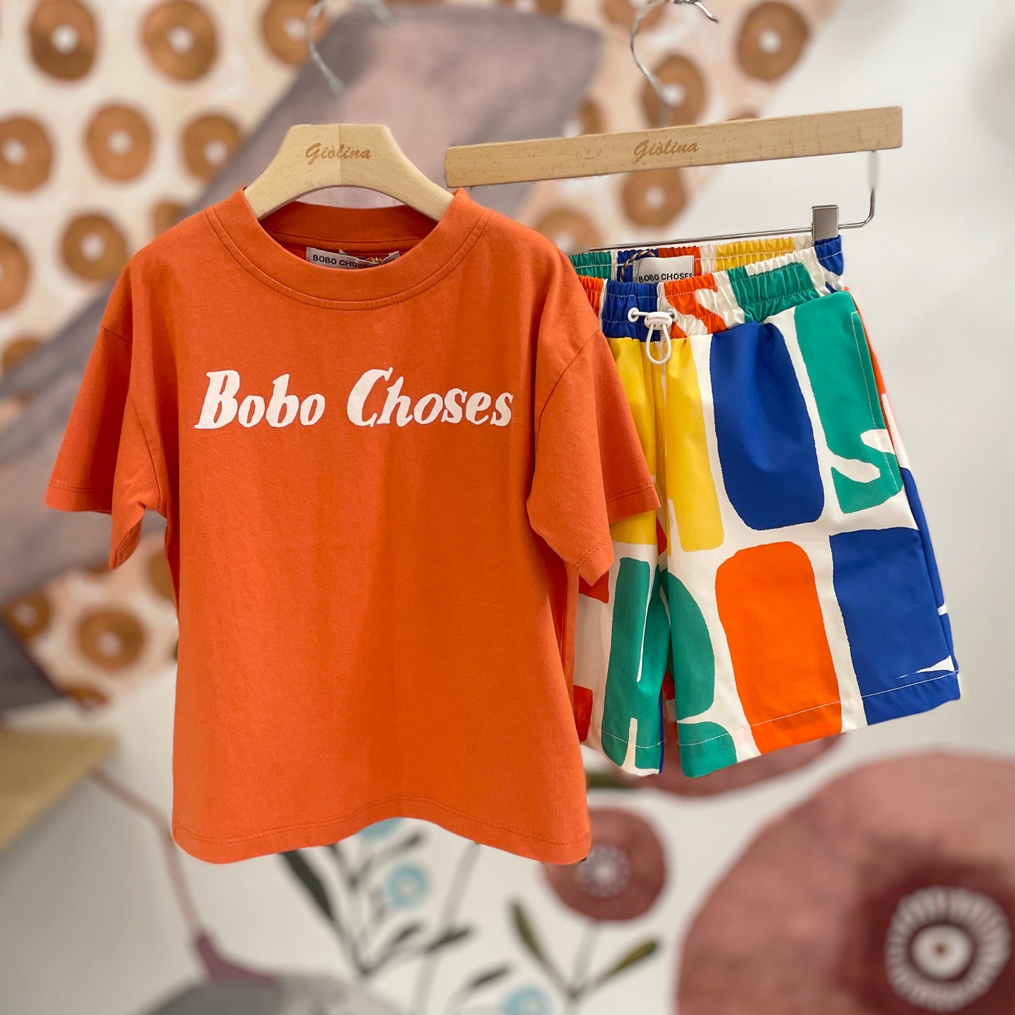T-shirt scritta arancio con costume mare logato Bobo