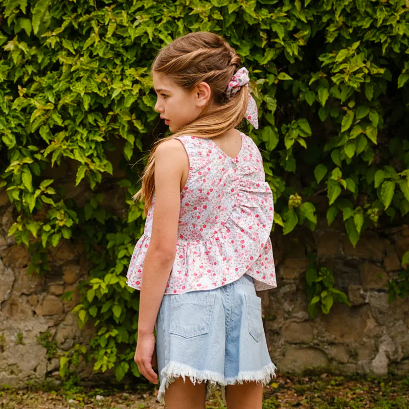 Abito fragoline e fiori e top incrociato con shorts denim