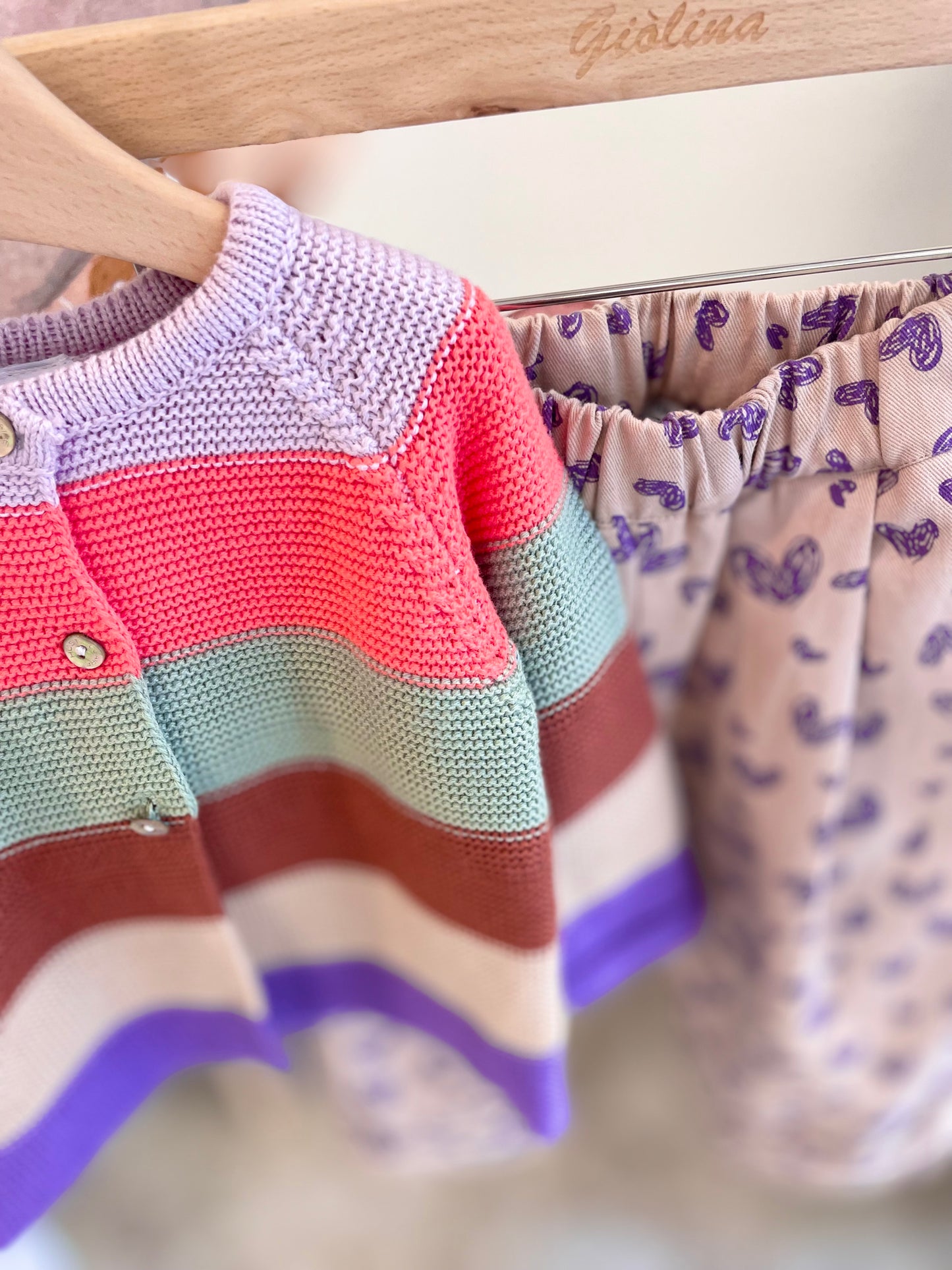 Cardigan rigato colorato con pantalone cuori viola