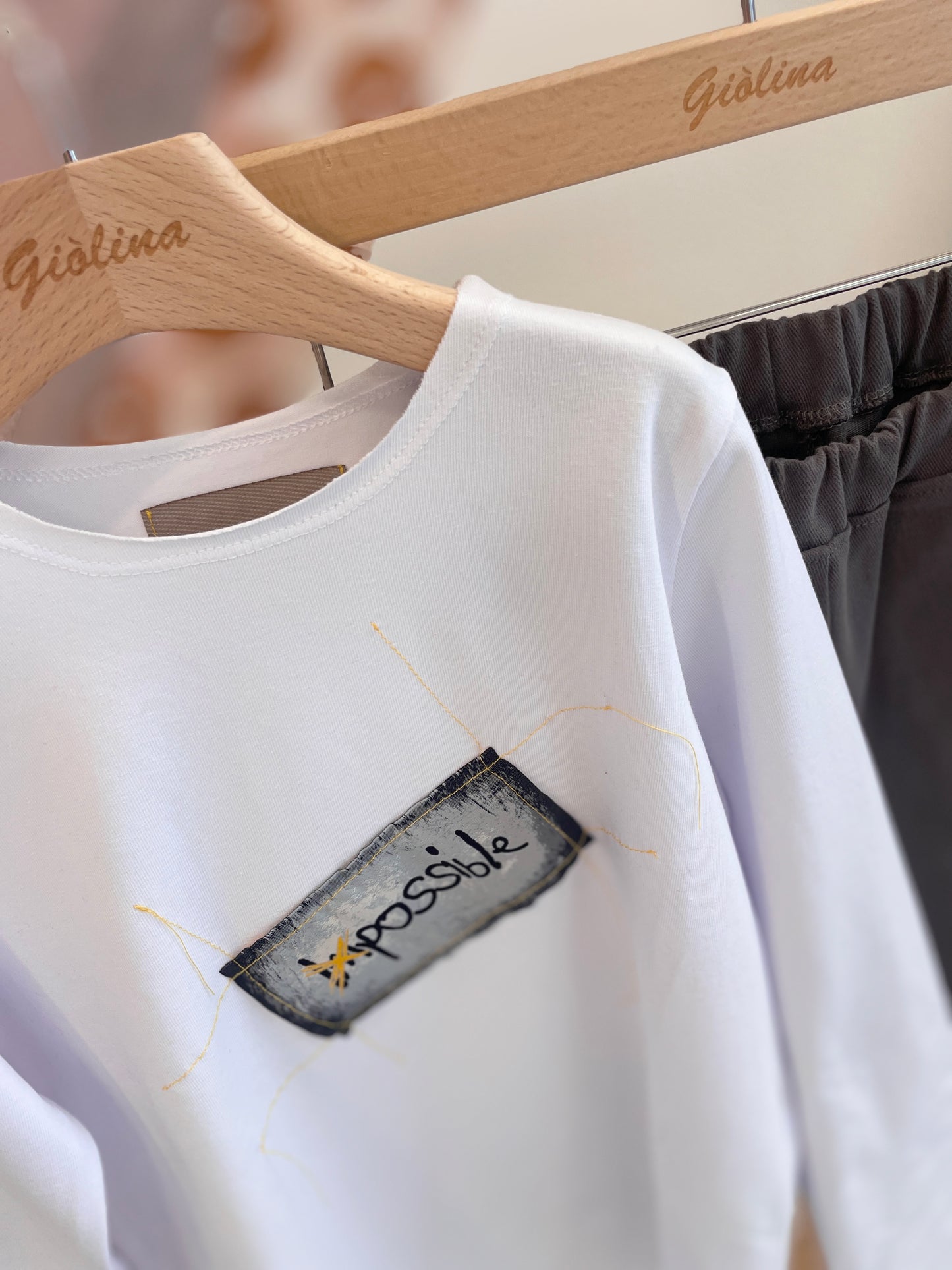 T-Shirt “impossible “ pantalone piombo
