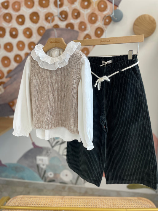 Gilet in lana con filo lurex e micro paillettes, maglia latte con colletto e pantalone in velluto gessato