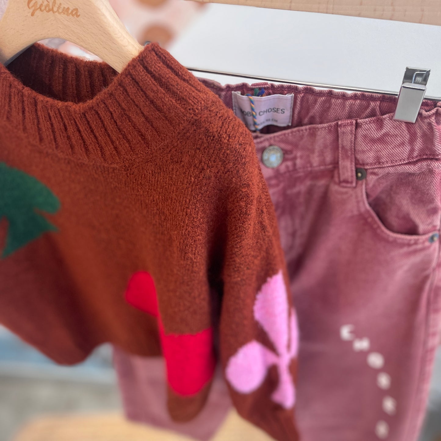 Maglia bordeaux con pantalone rosso slavato
