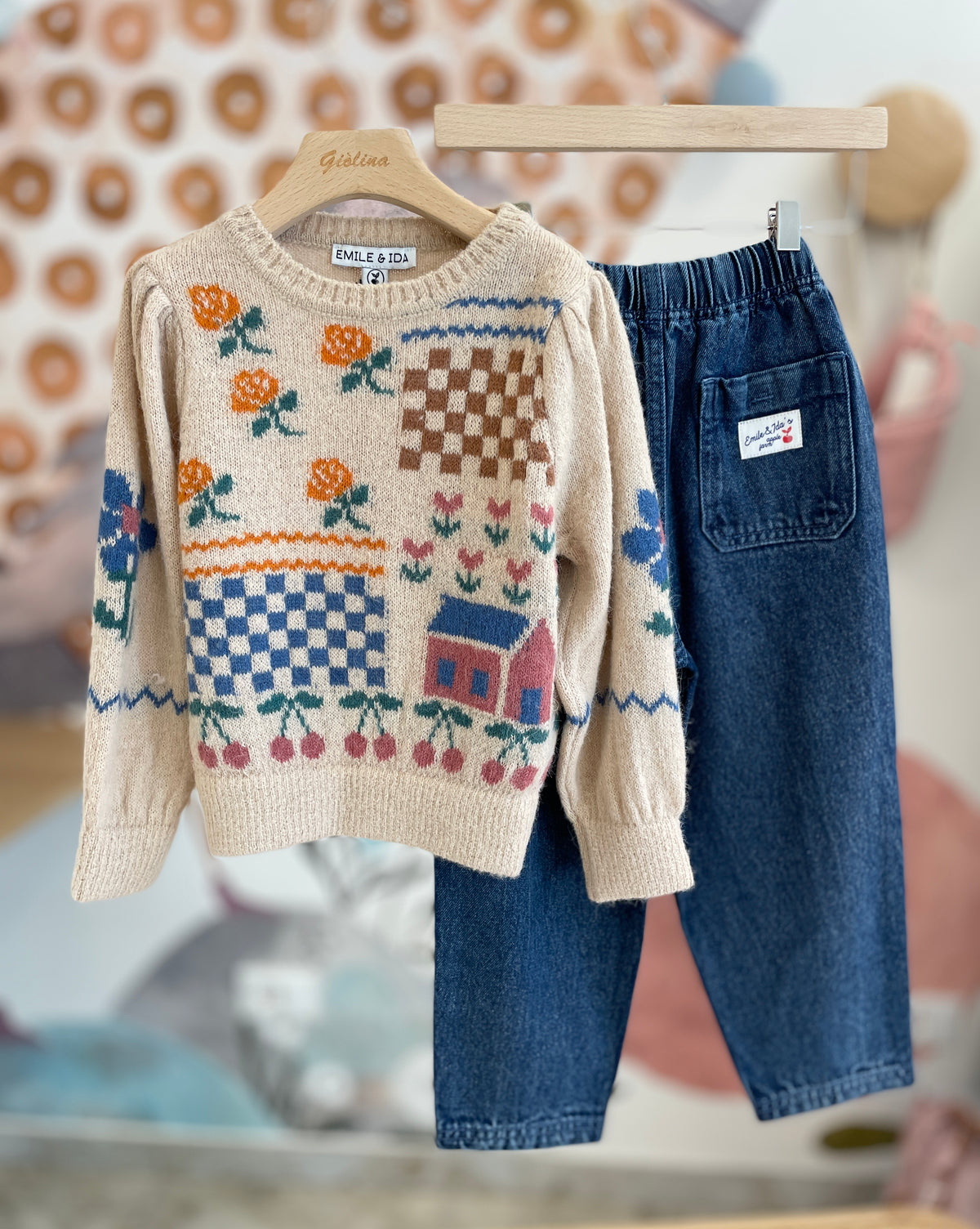 Pullover con casette e fiorellini