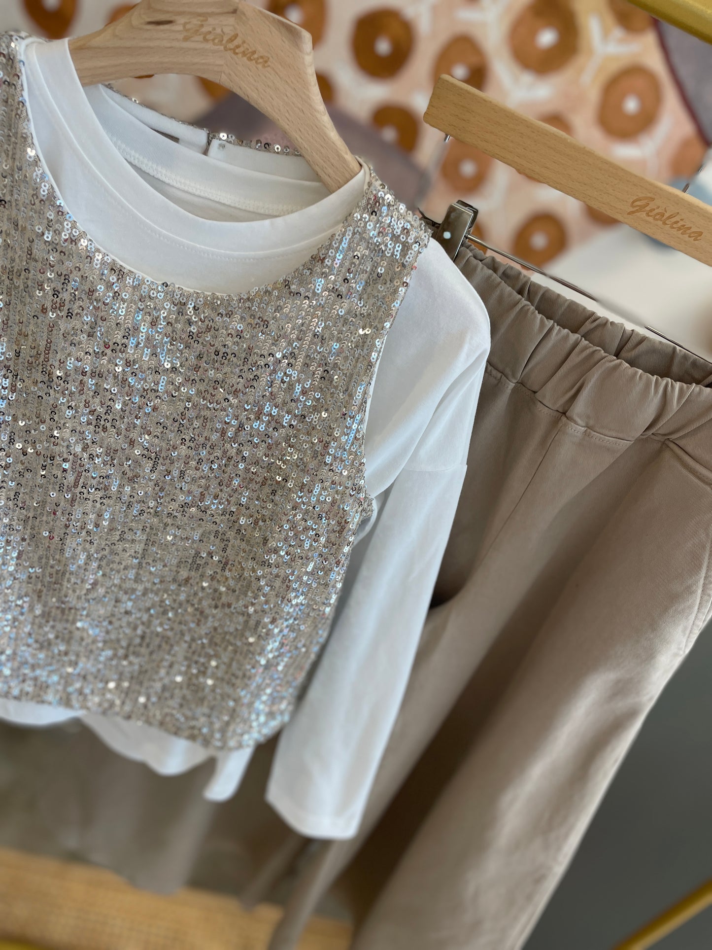 Cardigan, top paillettes, maglia e pantagonna beige